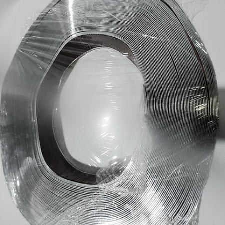 Cinta decorativa adhesiva. DS01 Cromado 50mm Rollo 50mt-MOLDURAS-Cinta Decorativa Cromada DS 150 C Dale un toque de elegancia y distinción a tus muebles con la Cinta Decorativa Cromada DS 150 C. Fabricada con materiales de alta calidad, esta Cinta combina un acabado metálico dorado con un reverso adhesivo para una fácil aplicación en sofás, sillones, cabeceras y más. Su diseño flexible permite adaptarse a diferentes superficies, brindando un acabado sofisticado y duradero. Además, cuenta con una película pr