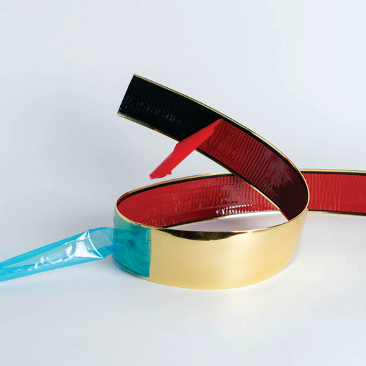 Cinta decorativa adhesiva. DS01 Dorado 50mm Rollo 50mt-MOLDURAS-Cinta Decorativa Dorada DS 150 D Dale un toque de elegancia y distinción a tus muebles con la Cinta Decorativa Dorada DS 150 D. Fabricada con materiales de alta calidad, esta Cinta combina un acabado metálico dorado con un reverso adhesivo para una fácil aplicación en sofás, sillones, cabeceras y más. Su diseño flexible permite adaptarse a diferentes superficies, brindando un acabado sofisticado y duradero. Además, cuenta con una película prote