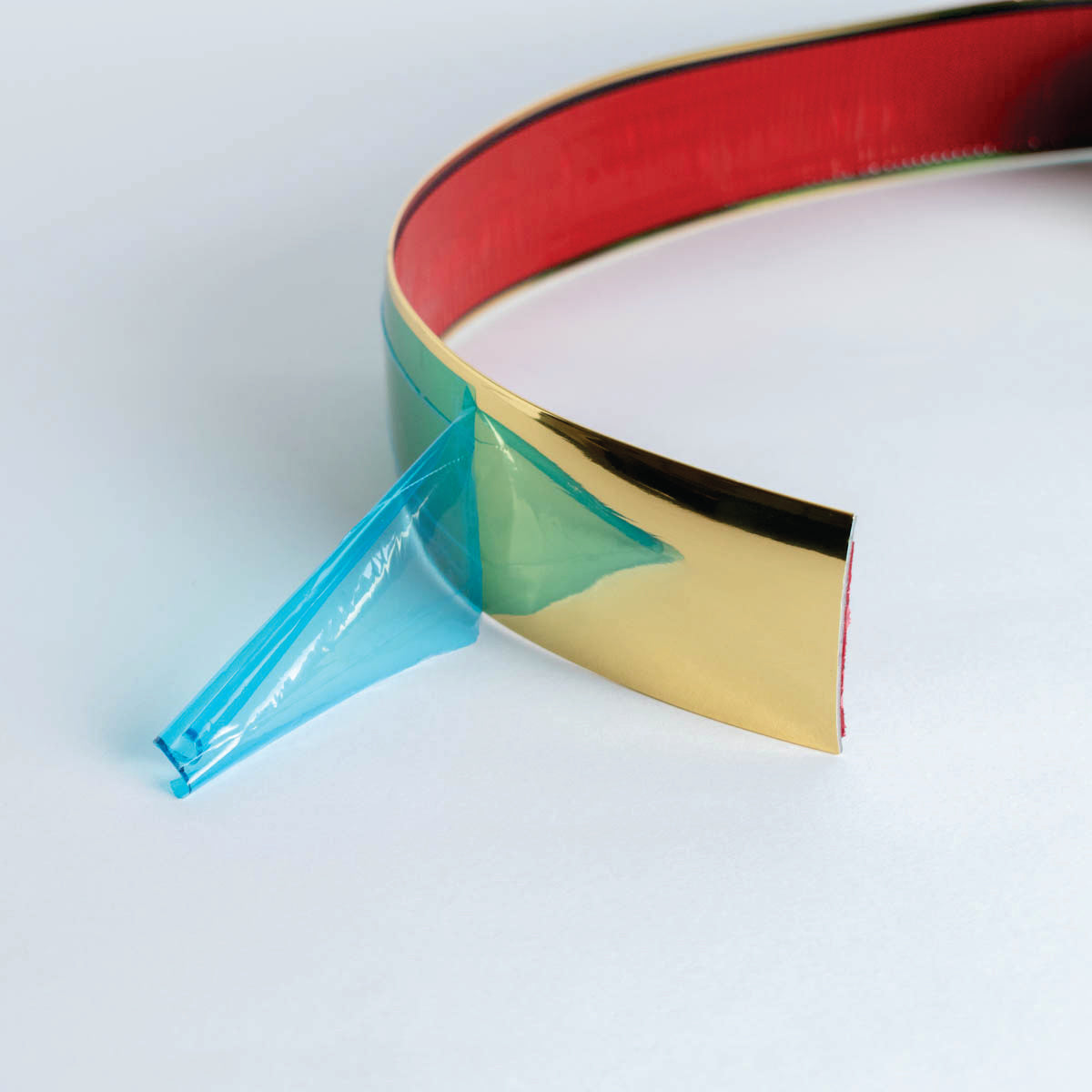 Cinta decorativa adhesiva. DS01 Dorado 50mm Rollo 50mt-MOLDURAS-Cinta Decorativa Dorada DS 150 D Dale un toque de elegancia y distinción a tus muebles con la Cinta Decorativa Dorada DS 150 D. Fabricada con materiales de alta calidad, esta Cinta combina un acabado metálico dorado con un reverso adhesivo para una fácil aplicación en sofás, sillones, cabeceras y más. Su diseño flexible permite adaptarse a diferentes superficies, brindando un acabado sofisticado y duradero. Además, cuenta con una película prote