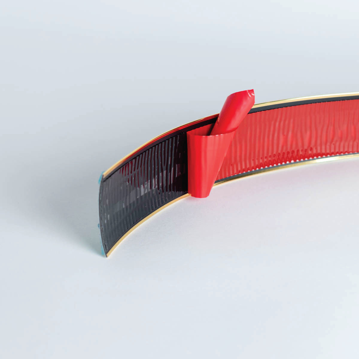 Cinta decorativa adhesiva. DS01 Dorado 50mm Rollo 50mt-MOLDURAS-Cinta Decorativa Dorada DS 150 D Dale un toque de elegancia y distinción a tus muebles con la Cinta Decorativa Dorada DS 150 D. Fabricada con materiales de alta calidad, esta Cinta combina un acabado metálico dorado con un reverso adhesivo para una fácil aplicación en sofás, sillones, cabeceras y más. Su diseño flexible permite adaptarse a diferentes superficies, brindando un acabado sofisticado y duradero. Además, cuenta con una película prote