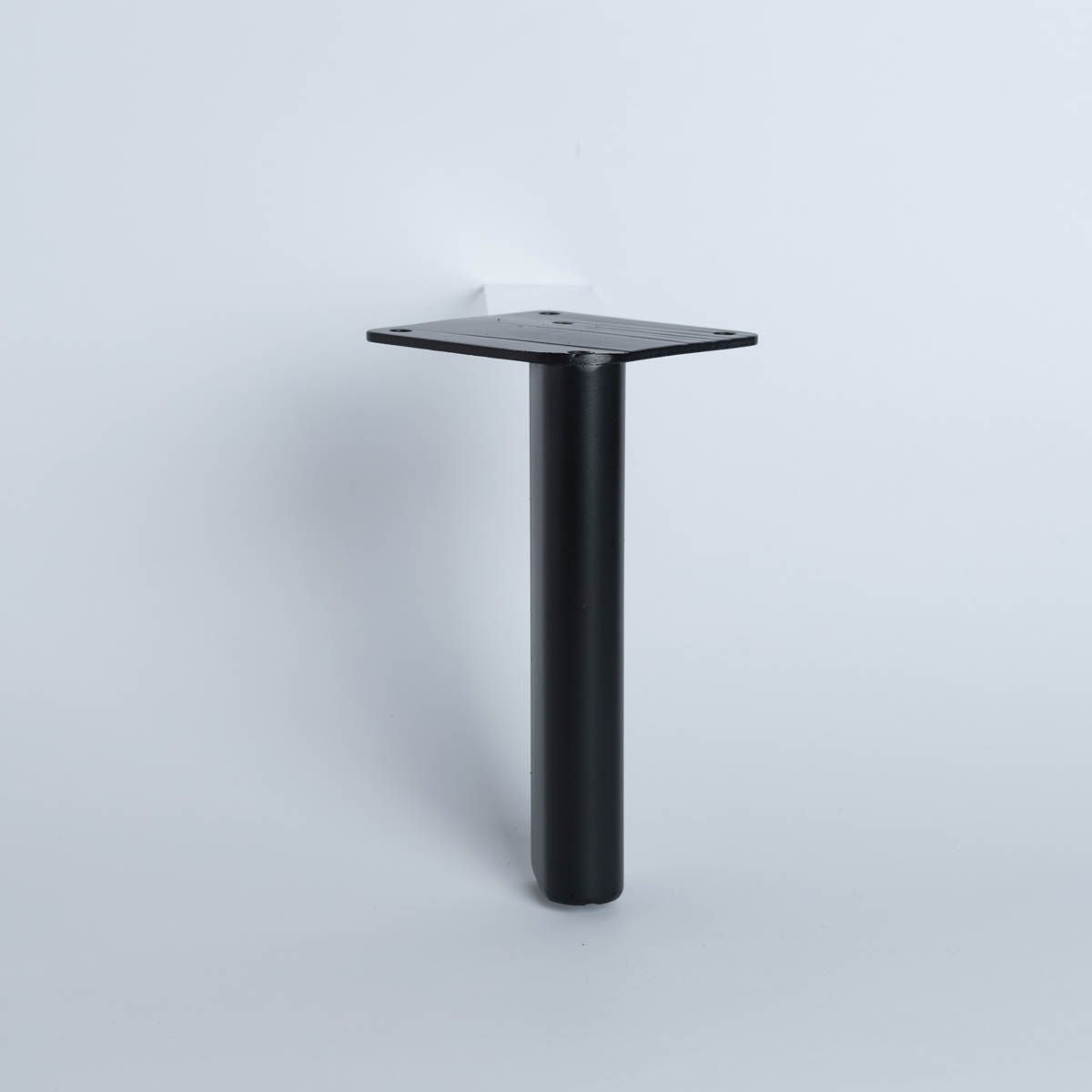 Pata metálica MI-104, 15 Alto-Estas patas están diseñadas para combinar funcionalidad y estilo, ofreciendo soporte sólido y un diseño adaptable a diversos tipos de muebles. Su estructura permite un montaje sencillo y aporta un acabado elegante que se integra perfectamente en cualquier ambiente decorativo. Disponemos de una variedad de formas, alturas y estilos para ajustarse a tus necesidades y preferencias.-La Tapicería