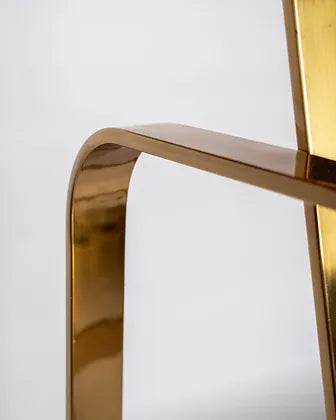 Estructura Sitial MF-86, 85,5 cms Fondo ,73 cms Ancho ,56 cms Alto-Estructura de sofá de estilo moderno y minimalista, diseñada para un asiento individual. La estructura está fabricada con acero inoxidable tubular de acero, y presenta un acabado dorado brillante que le confiere un aspecto lujoso y elegante.-Estructura-La Tapicería