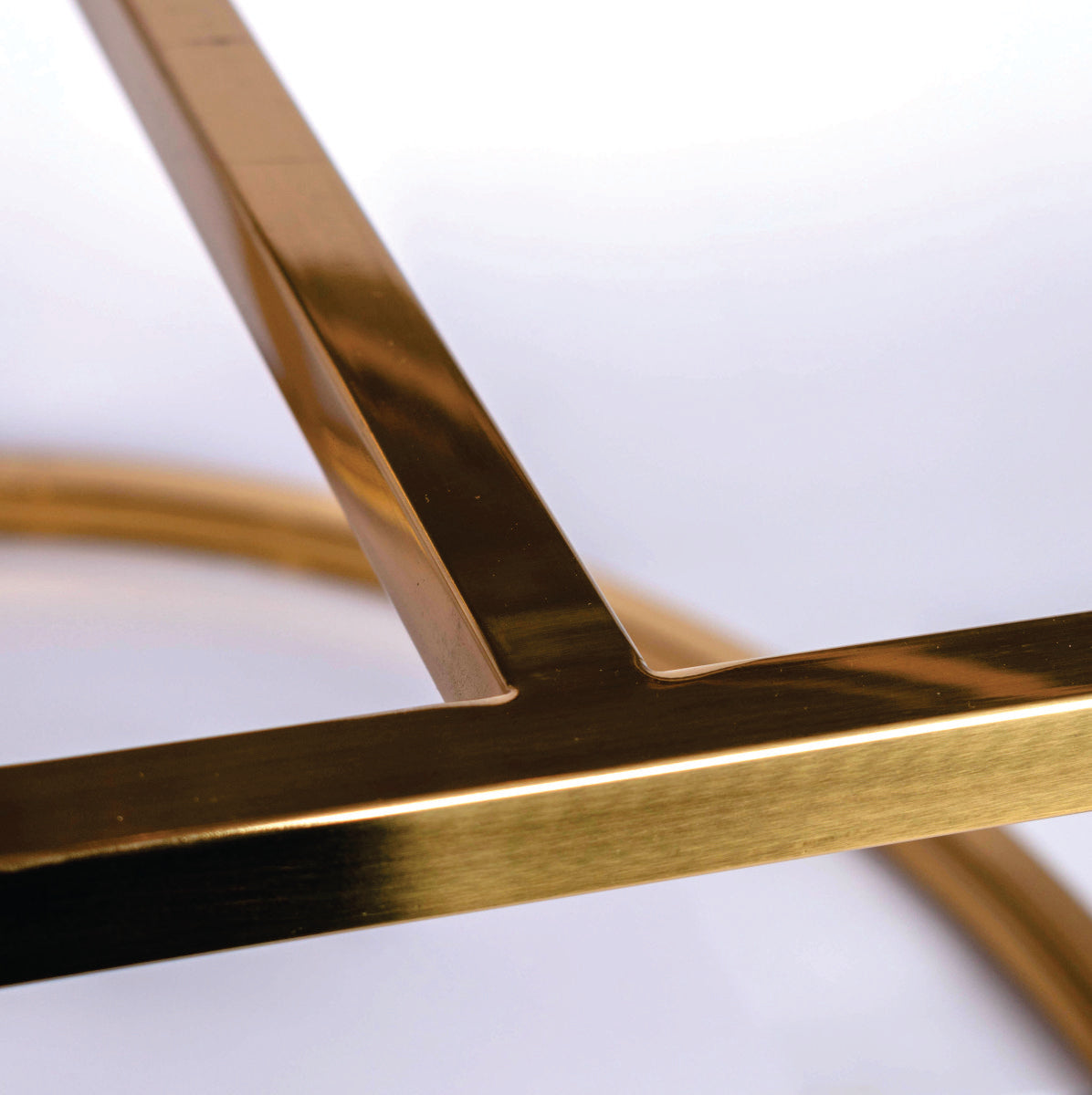 Estructura Sitial MF-87, 53 cms Fondo ,65 cms Ancho ,55 cms Alto-Estructura de sofá de estilo moderno y minimalista, diseñada para un asiento individual. La estructura está fabricada con acero inoxidable tubular de acero, y presenta un acabado dorado brillante que le confiere un aspecto lujoso y elegante.-Estructura-La Tapicería