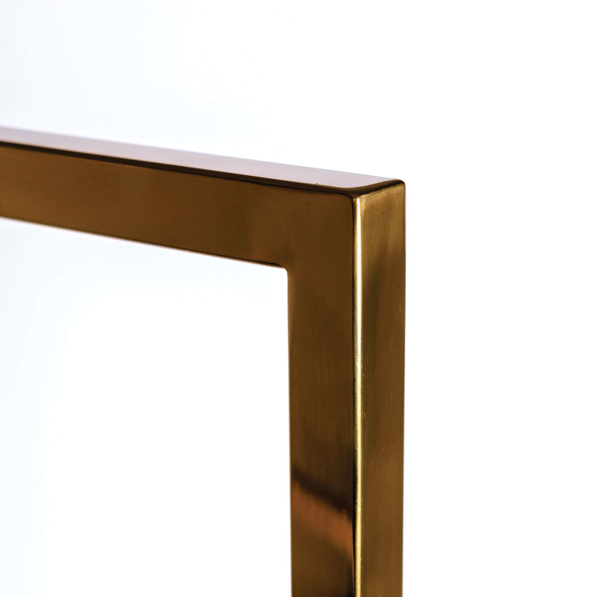 Estructura Sitial MF-87, 53 cms Fondo ,65 cms Ancho ,55 cms Alto-Estructura de sofá de estilo moderno y minimalista, diseñada para un asiento individual. La estructura está fabricada con acero inoxidable tubular de acero, y presenta un acabado dorado brillante que le confiere un aspecto lujoso y elegante.-Estructura-La Tapicería