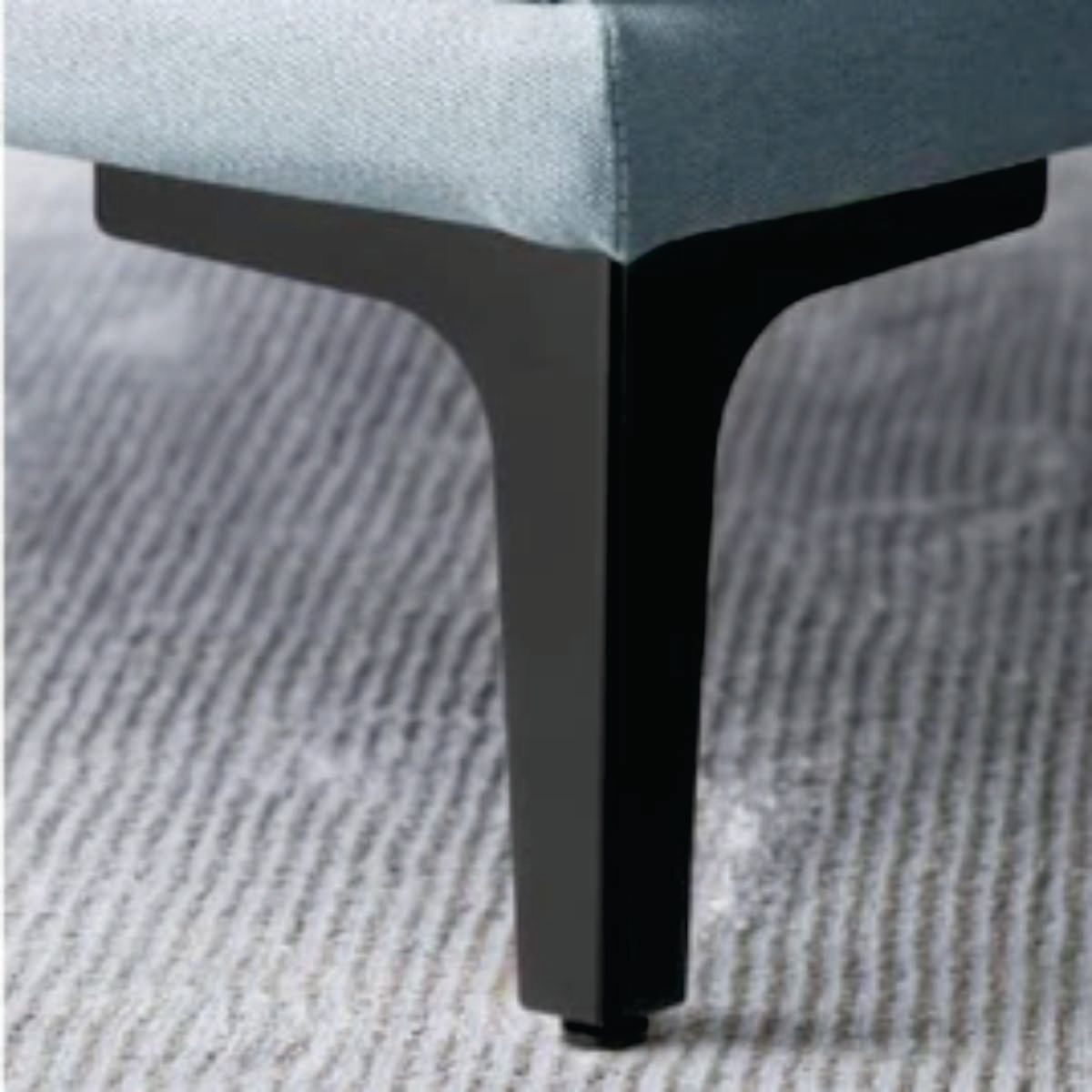 Pata metálica MI-127, 13,5 Alt , 13 Larg , 13 Anch-PATA METALICA-Estas patas están diseñadas para combinar funcionalidad y estilo, ofreciendo soporte sólido y un diseño adaptable a diversos tipos de muebles. Su estructura permite un montaje sencillo y aporta un acabado elegante que se integra perfectamente en cualquier ambiente decorativo. Disponemos de una variedad de formas, alturas y estilos para ajustarse a tus necesidades y preferencias.-1 unidad-PATAS-La Tapicería