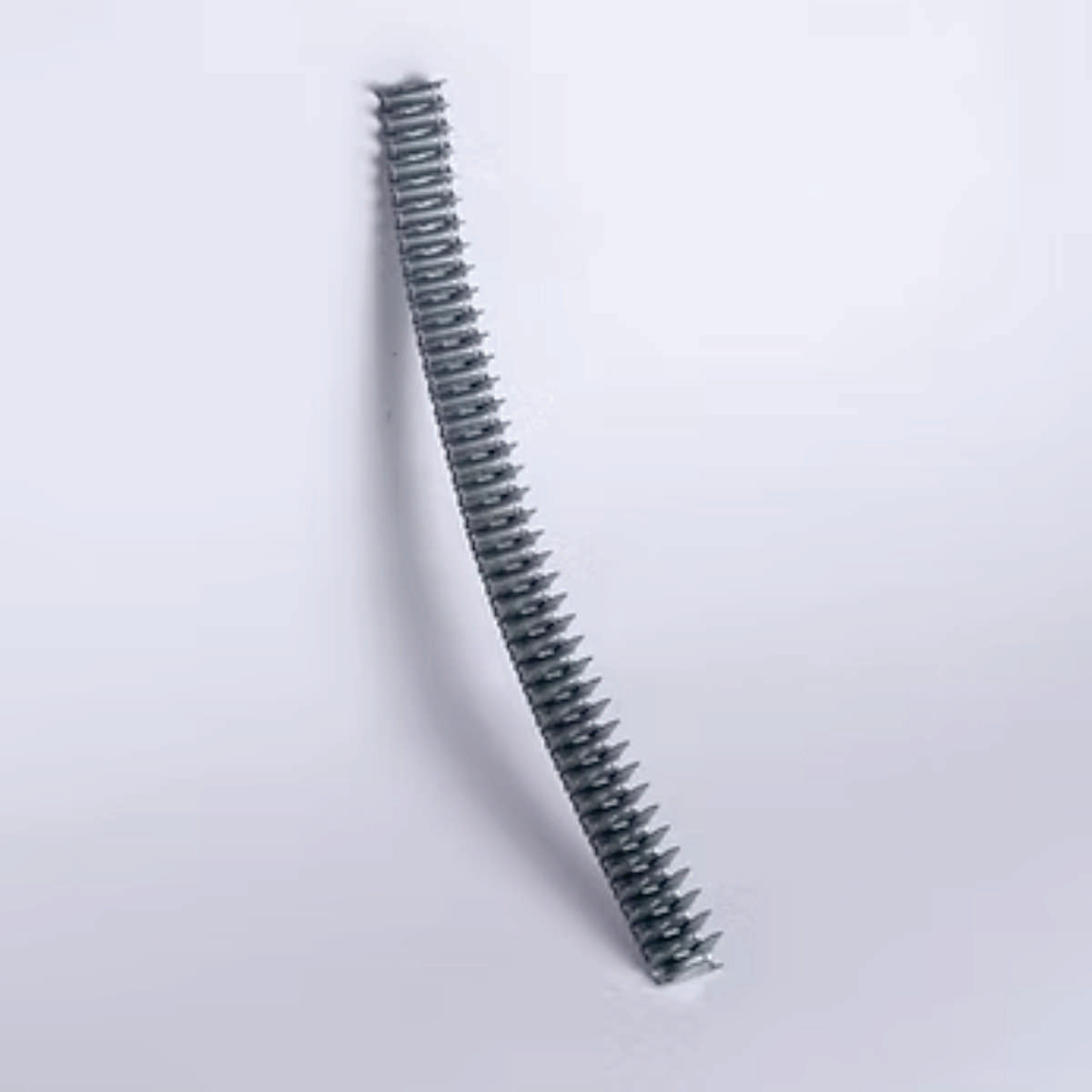 Clip CL04 Caja 4.000 un-Clips de alta resistencia para fijación segura de resortes en tapicería y colchonería. Diseño dentado para un agarre firme y duradero. Fabricados en acero galvanizado para mayor resistencia a la corrosión. Características: Material: Acero galvanizado Diseño: Dentado para agarre firme Uso: Fijación de resortes en tapicería y colchonería Resistencia: Alta durabilidad y resistencia a la corrosión Beneficios: Fijación segura: Agarre firme para resortes. Durabilidad: Materiales de alta ca