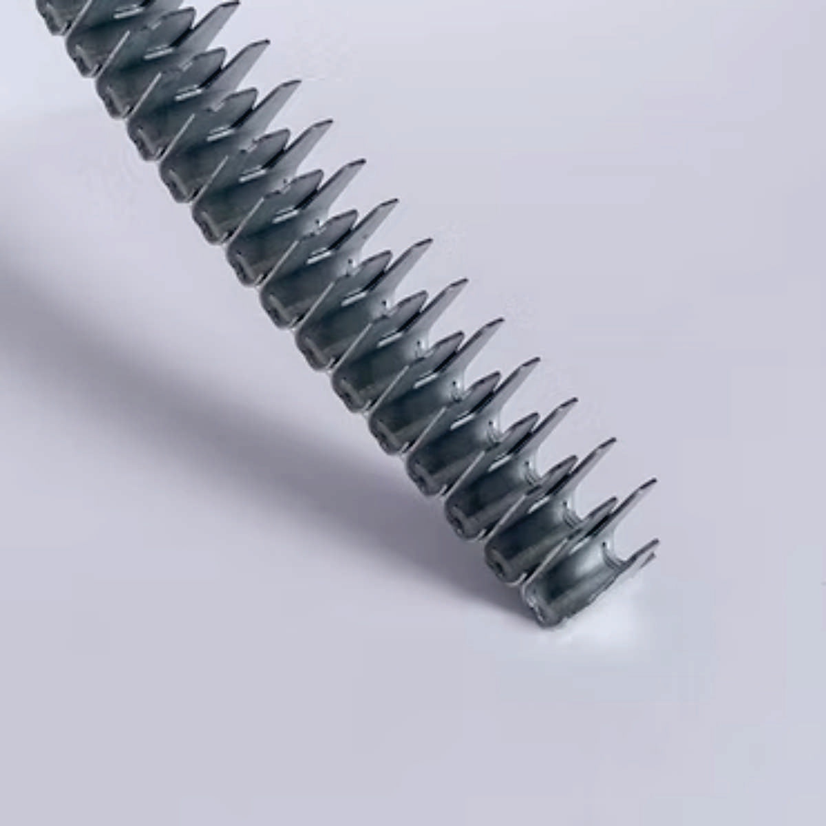 Clip CL04 Caja 4.000 un-Clips de alta resistencia para fijación segura de resortes en tapicería y colchonería. Diseño dentado para un agarre firme y duradero. Fabricados en acero galvanizado para mayor resistencia a la corrosión. Características: Material: Acero galvanizado Diseño: Dentado para agarre firme Uso: Fijación de resortes en tapicería y colchonería Resistencia: Alta durabilidad y resistencia a la corrosión Beneficios: Fijación segura: Agarre firme para resortes. Durabilidad: Materiales de alta ca