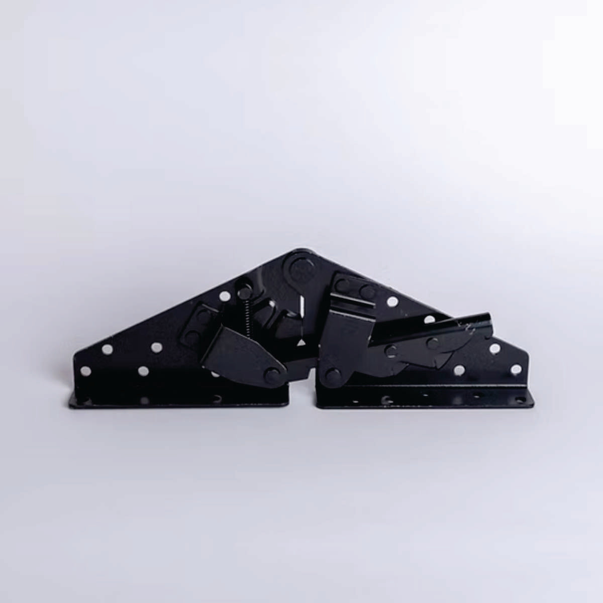 Bisagra futon SBH02 Par-Bisagra futón robusta y duradera, ideal para convertir sofás en camas y viceversa. Permite múltiples posiciones de ajuste con un mecanismo resistente y fácil de usar. Fabricada con materiales de alta calidad para una larga vida útil. Características: Material: Acero reforzado Posiciones: Múltiples ángulos de ajuste Uso: Sofás cama, futones, muebles convertibles Resistencia: Alta capacidad de carga y durabilidad Beneficios: Versatilidad: Convierte fácilmente sofás en camas. Durabilida