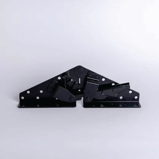 Bisagra futon SBH02 Par-Bisagra futón robusta y duradera, ideal para convertir sofás en camas y viceversa. Permite múltiples posiciones de ajuste con un mecanismo resistente y fácil de usar. Fabricada con materiales de alta calidad para una larga vida útil. Características: Material: Acero reforzado Posiciones: Múltiples ángulos de ajuste Uso: Sofás cama, futones, muebles convertibles Resistencia: Alta capacidad de carga y durabilidad Beneficios: Versatilidad: Convierte fácilmente sofás en camas. Durabilida