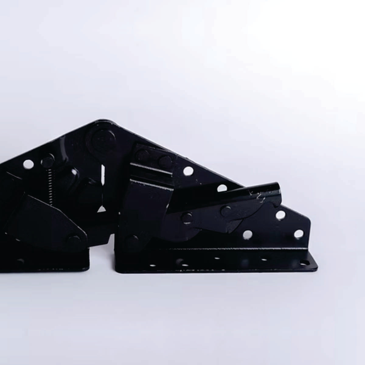 Bisagra futon SBH02 Par-Bisagra futón robusta y duradera, ideal para convertir sofás en camas y viceversa. Permite múltiples posiciones de ajuste con un mecanismo resistente y fácil de usar. Fabricada con materiales de alta calidad para una larga vida útil. Características: Material: Acero reforzado Posiciones: Múltiples ángulos de ajuste Uso: Sofás cama, futones, muebles convertibles Resistencia: Alta capacidad de carga y durabilidad Beneficios: Versatilidad: Convierte fácilmente sofás en camas. Durabilida