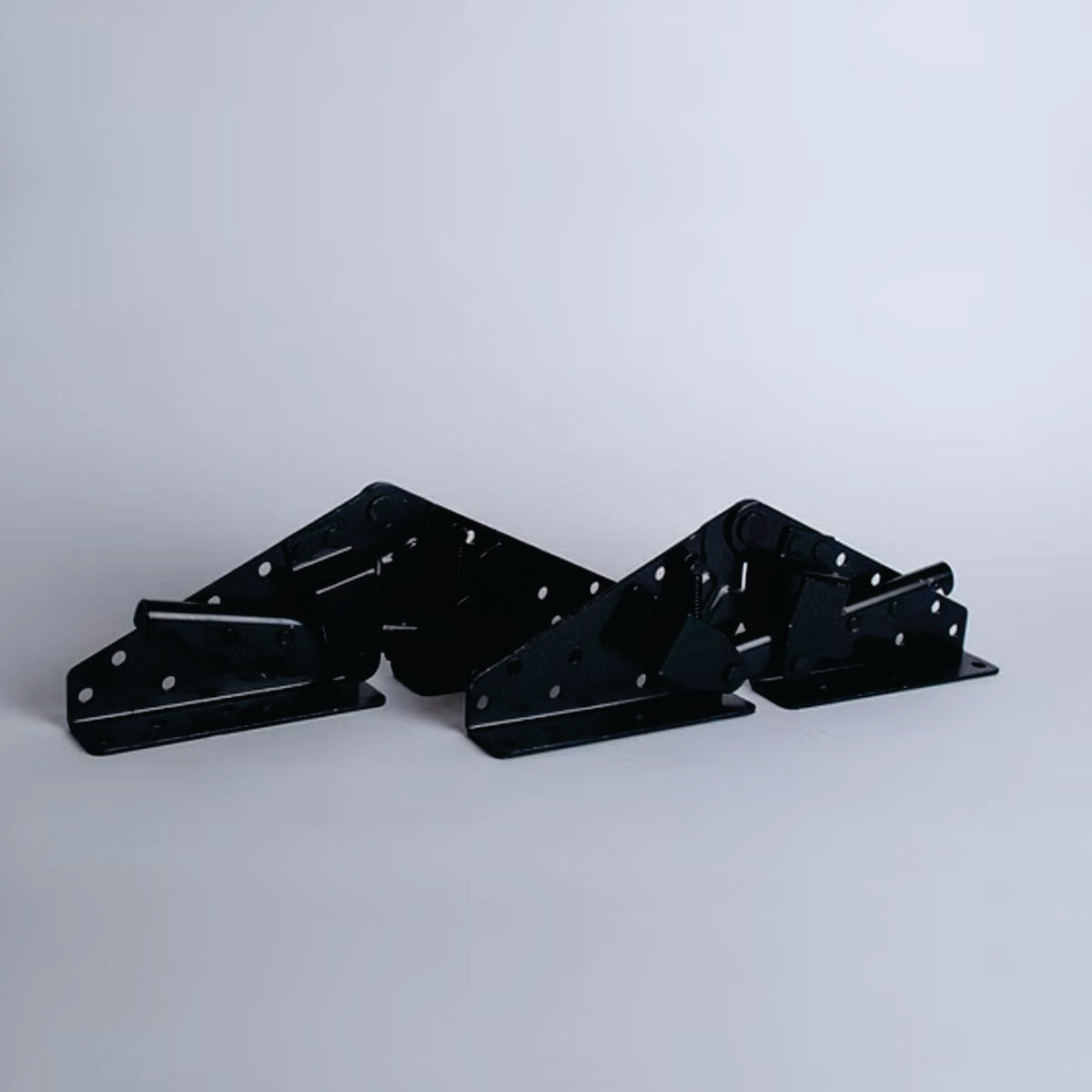 Bisagra futon SBH02 Par-Bisagra futón robusta y duradera, ideal para convertir sofás en camas y viceversa. Permite múltiples posiciones de ajuste con un mecanismo resistente y fácil de usar. Fabricada con materiales de alta calidad para una larga vida útil. Características: Material: Acero reforzado Posiciones: Múltiples ángulos de ajuste Uso: Sofás cama, futones, muebles convertibles Resistencia: Alta capacidad de carga y durabilidad Beneficios: Versatilidad: Convierte fácilmente sofás en camas. Durabilida