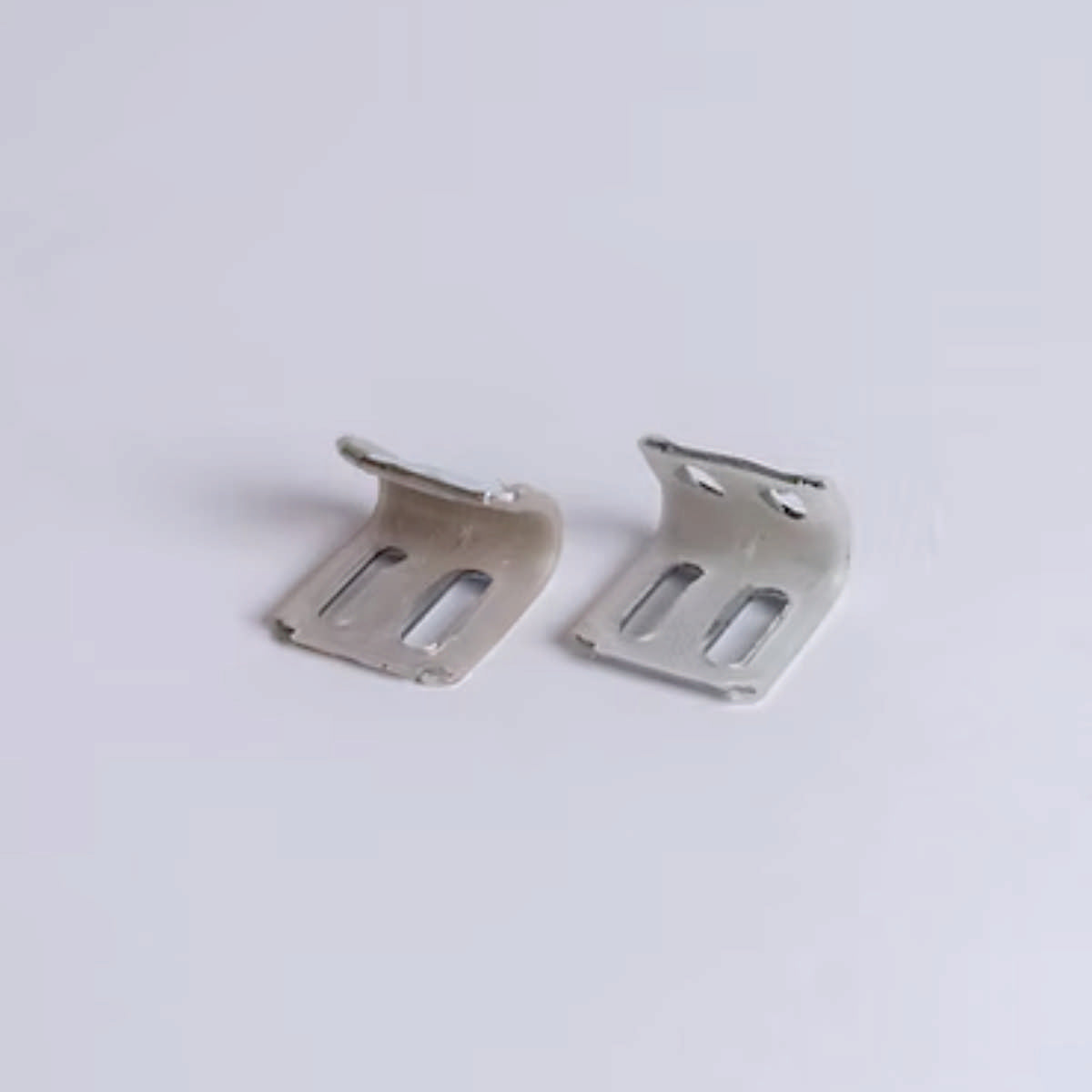 Clip SC4H, 100 unds.-Este clip metálico está diseñado para proporcionar una fijación robusta y duradera en la estructura de sofás y otros muebles tapizados. Fabricado con metal de alta resistencia, garantiza una sujeción firme y estable de los resortes, asegurando la comodidad y la longevidad de tus muebles. Su diseño con orificios estratégicamente ubicados permite una instalación sencilla y un ajuste preciso, adaptándose a diferentes tipos de resortes y estructuras. La resistencia del metal asegura que los