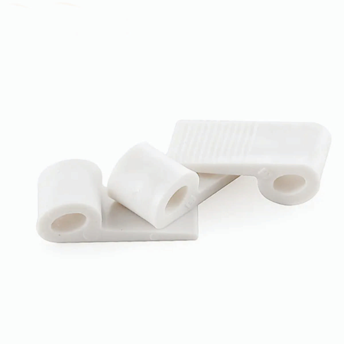 Clip Nylon SCWH01, 100 unds.-Este clip de nylon es un componente esencial para la fabricación y reparación de muebles, diseñado para ofrecer una fijación segura y duradera. Fabricado con nylon de alta calidad, garantiza resistencia al desgaste, la corrosión y la tensión, asegurando una larga vida útil en tus proyectos. Su diseño flexible y adaptable permite una instalación sencilla y un ajuste preciso a diversas formas y tamaños, lo que lo convierte en una solución versátil para múltiples aplicaciones en la