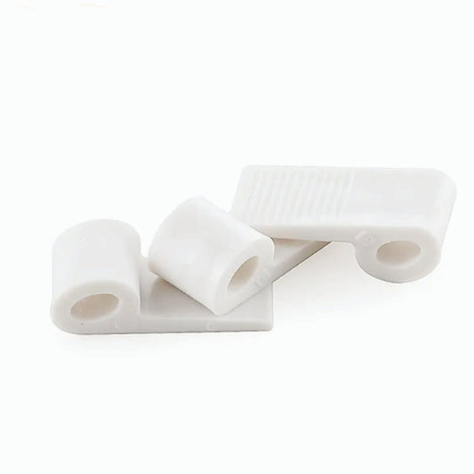 Clip Nylon SCWH01, 100 unds.-Este clip de nylon es un componente esencial para la fabricación y reparación de muebles, diseñado para ofrecer una fijación segura y duradera. Fabricado con nylon de alta calidad, garantiza resistencia al desgaste, la corrosión y la tensión, asegurando una larga vida útil en tus proyectos. Su diseño flexible y adaptable permite una instalación sencilla y un ajuste preciso a diversas formas y tamaños, lo que lo convierte en una solución versátil para múltiples aplicaciones en la