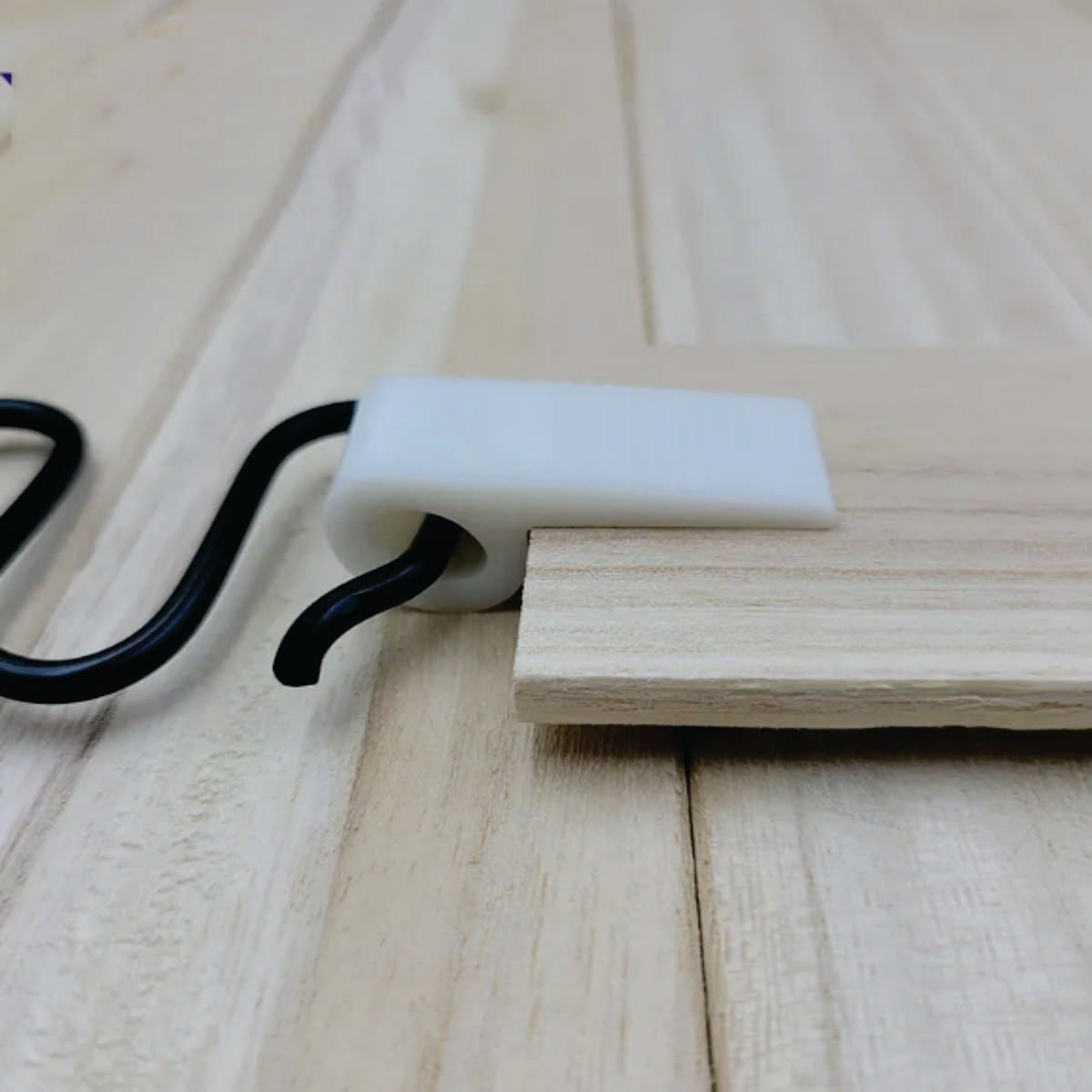 Clip Nylon SCWH01, 100 unds.-Este clip de nylon es un componente esencial para la fabricación y reparación de muebles, diseñado para ofrecer una fijación segura y duradera. Fabricado con nylon de alta calidad, garantiza resistencia al desgaste, la corrosión y la tensión, asegurando una larga vida útil en tus proyectos. Su diseño flexible y adaptable permite una instalación sencilla y un ajuste preciso a diversas formas y tamaños, lo que lo convierte en una solución versátil para múltiples aplicaciones en la