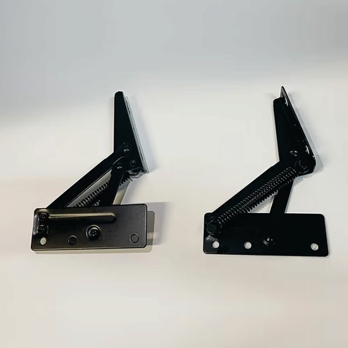 Bisagra baul SH01 Par-Bisagra baúl con resorte de alta resistencia, ideal para tapas y puertas de baúles, arcones y muebles con apertura vertical. Diseño robusto y duradero, con mecanismo de resorte para una apertura y cierre suave y controlado. Características: Material: Acero reforzado Mecanismo: Resorte de alta resistencia Uso: Baúles, arcones, muebles con tapa Apertura: Controlada y suave Beneficios: Durabilidad: Materiales de alta calidad para uso prolongado. Funcionalidad: Apertura y cierre suave y se