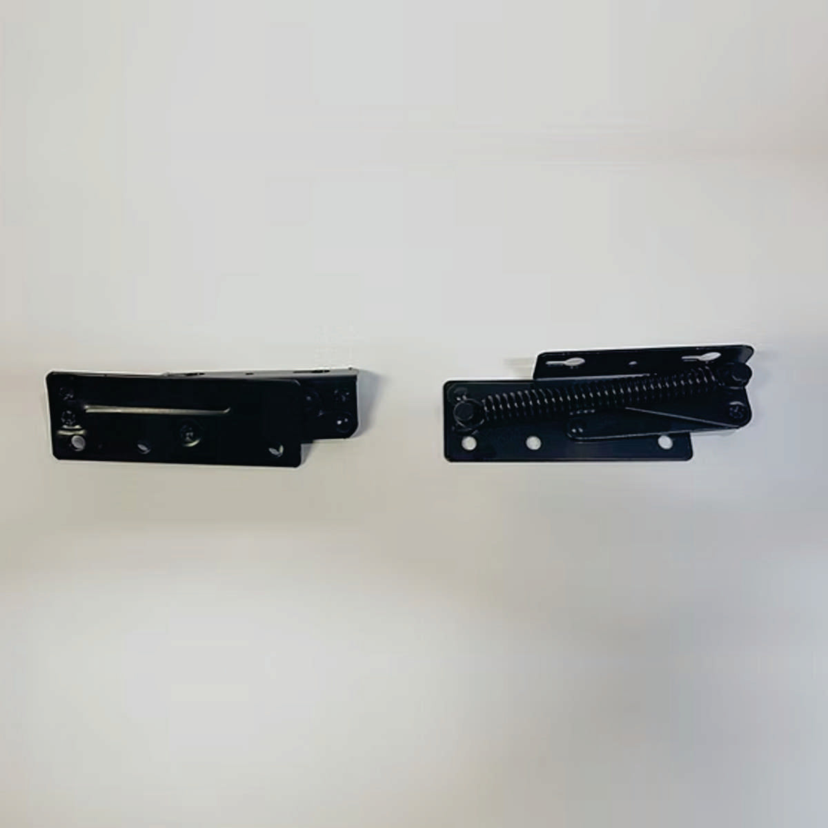 Bisagra baul SH01 Par-Bisagra baúl con resorte de alta resistencia, ideal para tapas y puertas de baúles, arcones y muebles con apertura vertical. Diseño robusto y duradero, con mecanismo de resorte para una apertura y cierre suave y controlado. Características: Material: Acero reforzado Mecanismo: Resorte de alta resistencia Uso: Baúles, arcones, muebles con tapa Apertura: Controlada y suave Beneficios: Durabilidad: Materiales de alta calidad para uso prolongado. Funcionalidad: Apertura y cierre suave y se