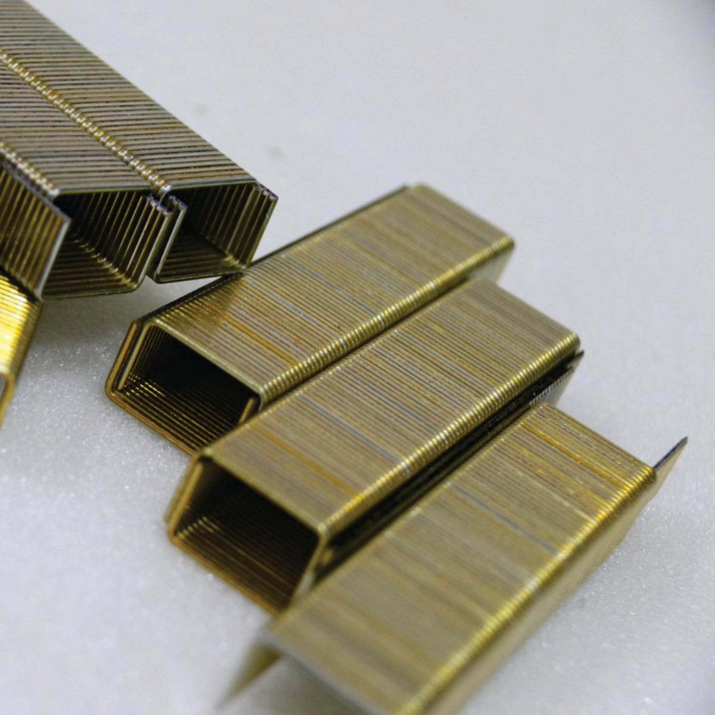 Corchetes grampa grapa para trabajos de tapicería, decoración o manualidades. La tapiceria Online. Corchete para Grapadora en caja. Unidades. QY 1068-16