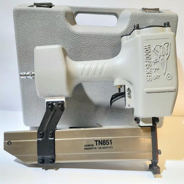 Pistola neumatica CG4H, para clip que une resorte con esqueleto-Las pistolas neumáticas para tapicería son herramientas esenciales para profesionales y aficionados que trabajan en la industria de la tapicería. Utilizan aire comprimido para clavar grapas o clavos de forma rápida y eficiente, lo que las hace ideales para trabajos que requieren precisión y velocidad.-MAQUINAS-La Tapicería