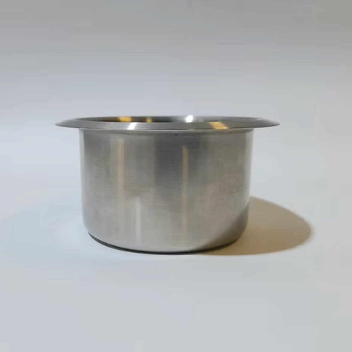 Posavaso CUPA, Ac. Inoxidable, 107mm diam. X 54 mm., und.-Los posavasos se embuten en los brazos de los muebles son herrajes diseñados para proporcionar un soporte estable y seguro para bebidas y otros objetos pequeños. Se instalan dentro de la estructura del brazo del mueble, creando una superficie plana y resistente para colocar vasos, tazas, controles remotos o teléfonos móviles.-1 unidad-Accesorios-La Tapicería