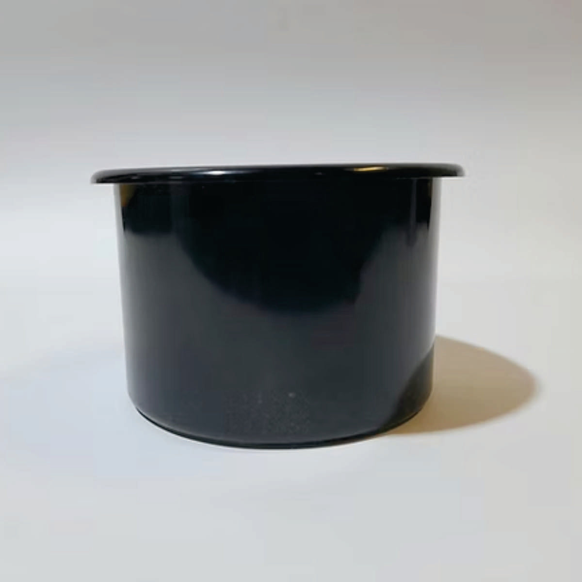 Posavaso CUPP,Plastico, 100 mm diam. X 62 mm., und.-Los posavasos se embuten en los brazos de los muebles son herrajes diseñados para proporcionar un soporte estable y seguro para bebidas y otros objetos pequeños. Se instalan dentro de la estructura del brazo del mueble, creando una superficie plana y resistente para colocar vasos, tazas, controles remotos o teléfonos móviles.-1 unidad-Accesorios-La Tapicería