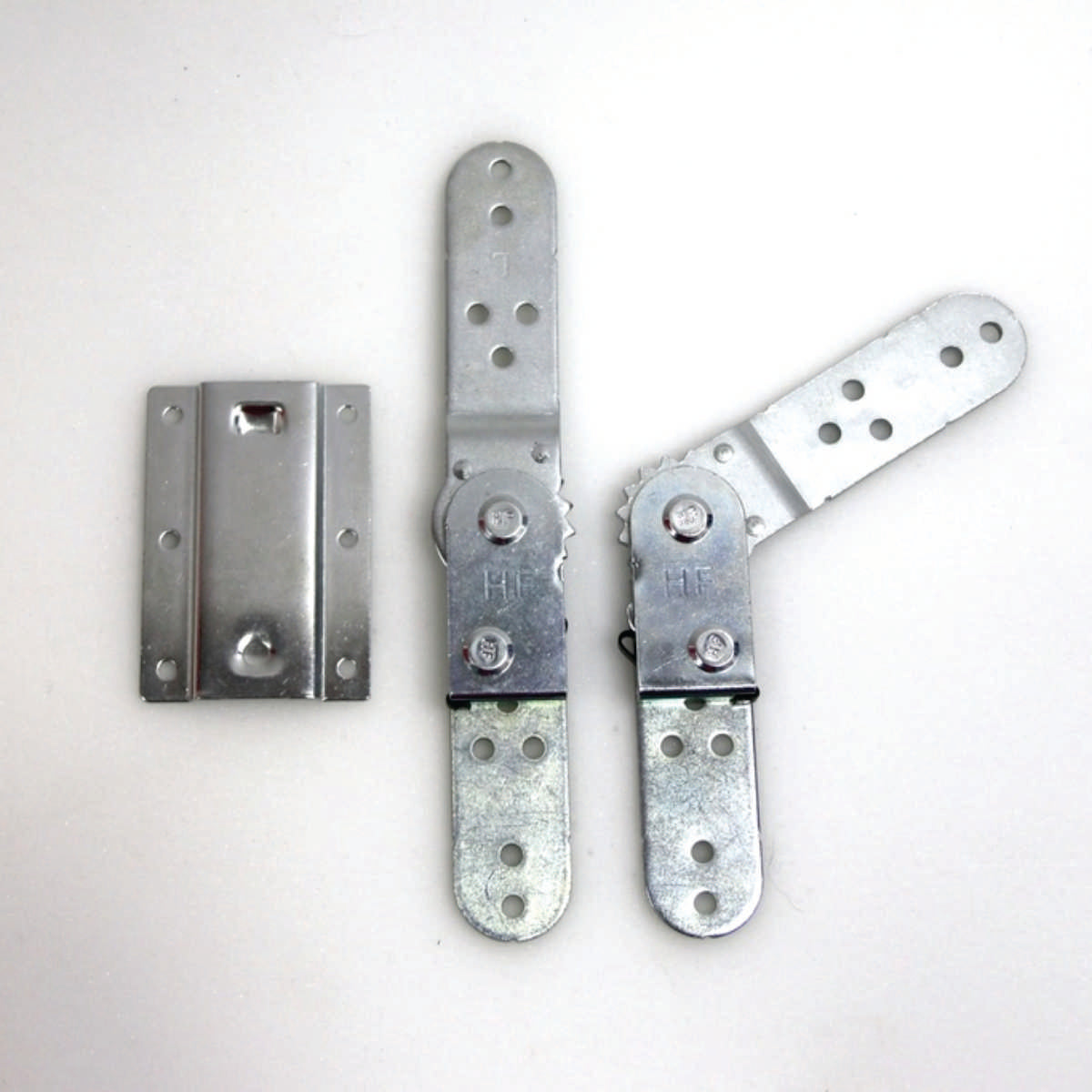 Bisagra HF043 Par-Bisagra futón de alta resistencia con múltiples posiciones de ajuste, ideal para convertir sofás cama. Diseño robusto y duradero, con marcas HF/HE para fácil identificación. Fabricada en acero reforzado para una larga vida útil. Características: Material: Acero reforzado Posiciones: Múltiples ángulos de ajuste Uso: Sofás cama, futones, muebles convertibles Resistencia: Alta capacidad de carga y durabilidad Beneficios: Versatilidad: Convierte fácilmente sofás en camas. Durabilidad: Material