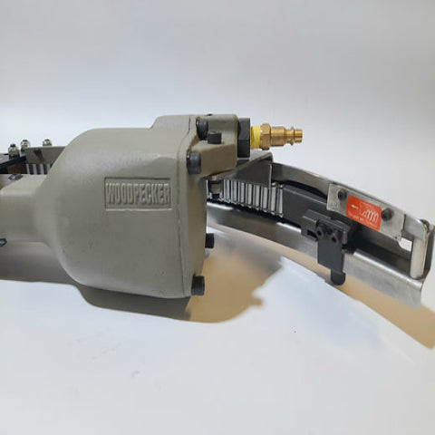 Pistola neumatica M66, para clip que une resorte con alambre forrado.-Las pistolas neumáticas para tapicería son herramientas esenciales para profesionales y aficionados que trabajan en la industria de la tapicería. Utilizan aire comprimido para clavar grapas o clavos de forma rápida y eficiente, lo que las hace ideales para trabajos que requieren precisión y velocidad.-MAQUINAS-La Tapicería