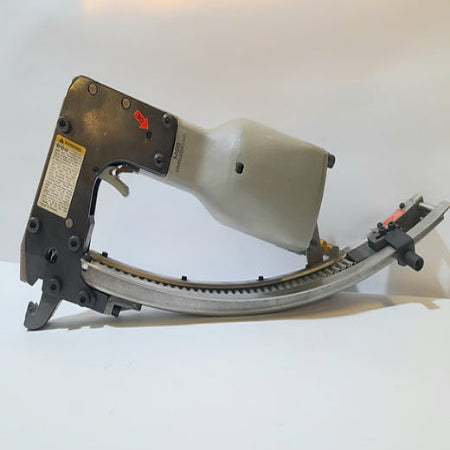 Pistola neumatica M66, para clip que une resorte con alambre forrado.-Las pistolas neumáticas para tapicería son herramientas esenciales para profesionales y aficionados que trabajan en la industria de la tapicería. Utilizan aire comprimido para clavar grapas o clavos de forma rápida y eficiente, lo que las hace ideales para trabajos que requieren precisión y velocidad.-MAQUINAS-La Tapicería