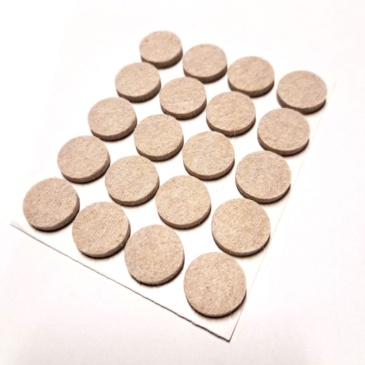Tapilla Fieltro, Ø 17 X 5 mm Beige. 20 X hoja, 20 unds.-Pack de almohadillas protectoras de fieltro listas para adherir en patas de muebles de madera. Proteja sus muebles, pisos o paredes con estos topes protectores. Impida rasguños, fricción y daños en pinturas y superficies, garantizando durabilidad y cuidado en cada movimiento.-Accesorios-La Tapicería