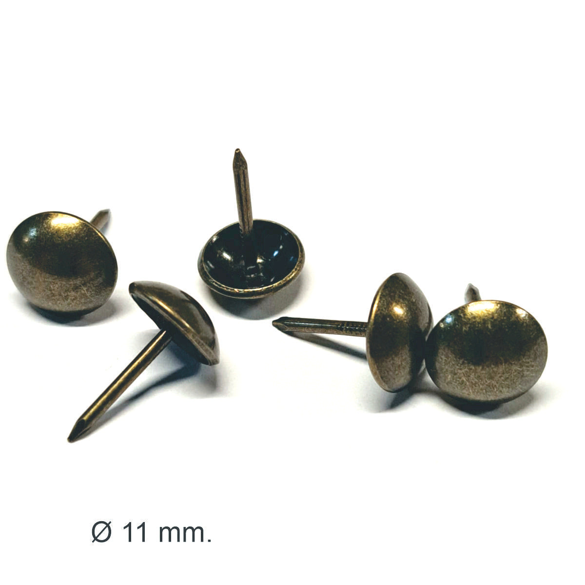Clavo Tapicero Y011, 11 mm. , 500 unds.-TACHAS-Clavos Tapiceros Decorativos Dale un toque único y elegante a tus muebles con nuestros clavos tapiceros. Disponibles en una amplia variedad de modelos y colores, estos clavos combinan funcionalidad y estilo, perfectos para resaltar detalles en sofás, sillas, cabeceros y más. Fabricados con materiales de alta calidad, garantizan durabilidad y un acabado profesional. Elige entre diseños clásicos, modernos o vintage para personalizar cada proyecto con precisión y