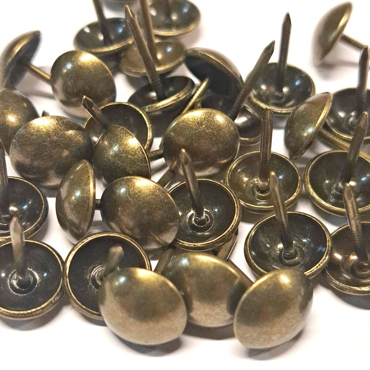 Clavo Tapicero Y011, 11 mm. , 500 unds.-TACHAS-Clavos Tapiceros Decorativos Dale un toque único y elegante a tus muebles con nuestros clavos tapiceros. Disponibles en una amplia variedad de modelos y colores, estos clavos combinan funcionalidad y estilo, perfectos para resaltar detalles en sofás, sillas, cabeceros y más. Fabricados con materiales de alta calidad, garantizan durabilidad y un acabado profesional. Elige entre diseños clásicos, modernos o vintage para personalizar cada proyecto con precisión y