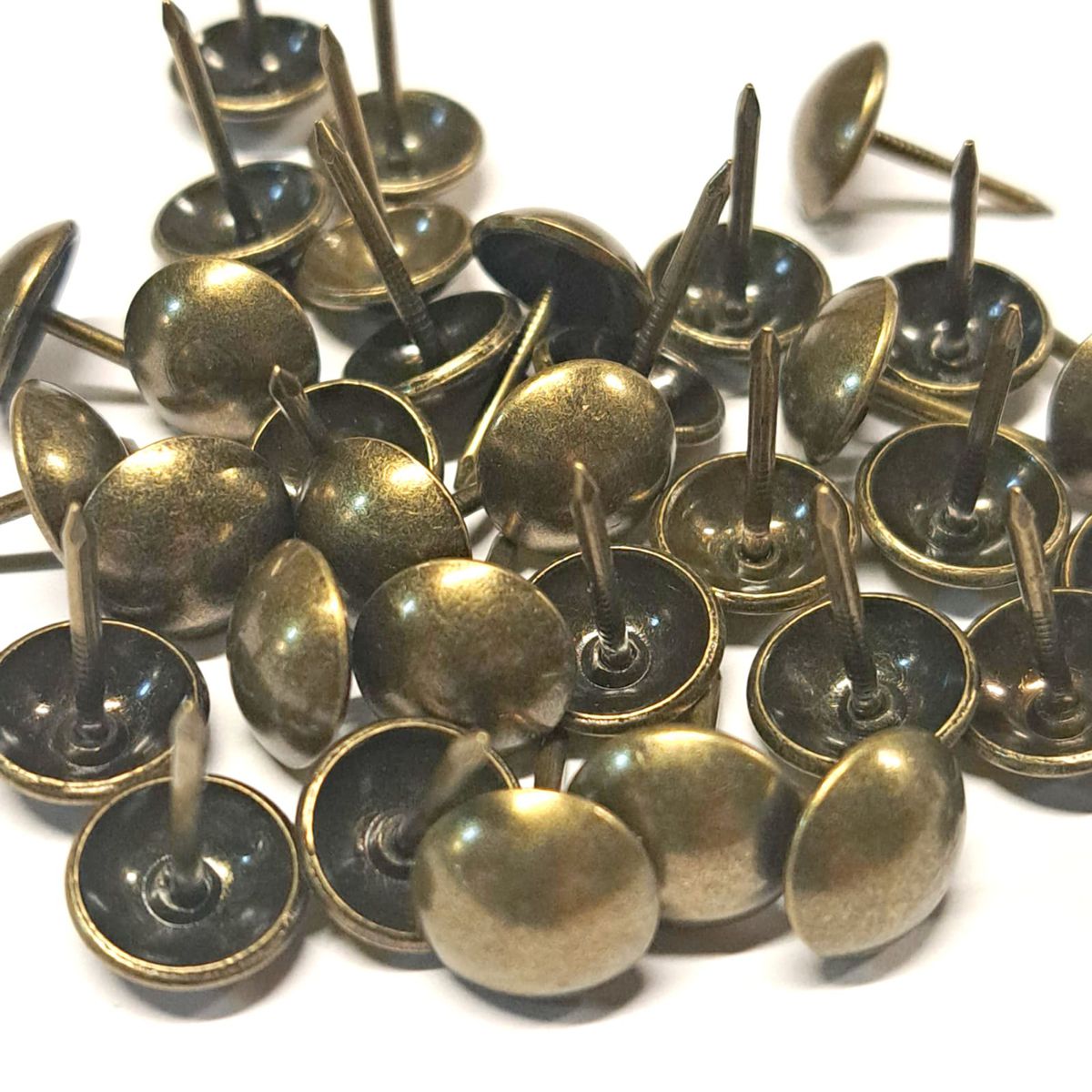 Clavo Tapicero Y011, 11 mm. , 500 unds.-TACHAS-Clavos Tapiceros Decorativos Dale un toque único y elegante a tus muebles con nuestros clavos tapiceros. Disponibles en una amplia variedad de modelos y colores, estos clavos combinan funcionalidad y estilo, perfectos para resaltar detalles en sofás, sillas, cabeceros y más. Fabricados con materiales de alta calidad, garantizan durabilidad y un acabado profesional. Elige entre diseños clásicos, modernos o vintage para personalizar cada proyecto con precisión y