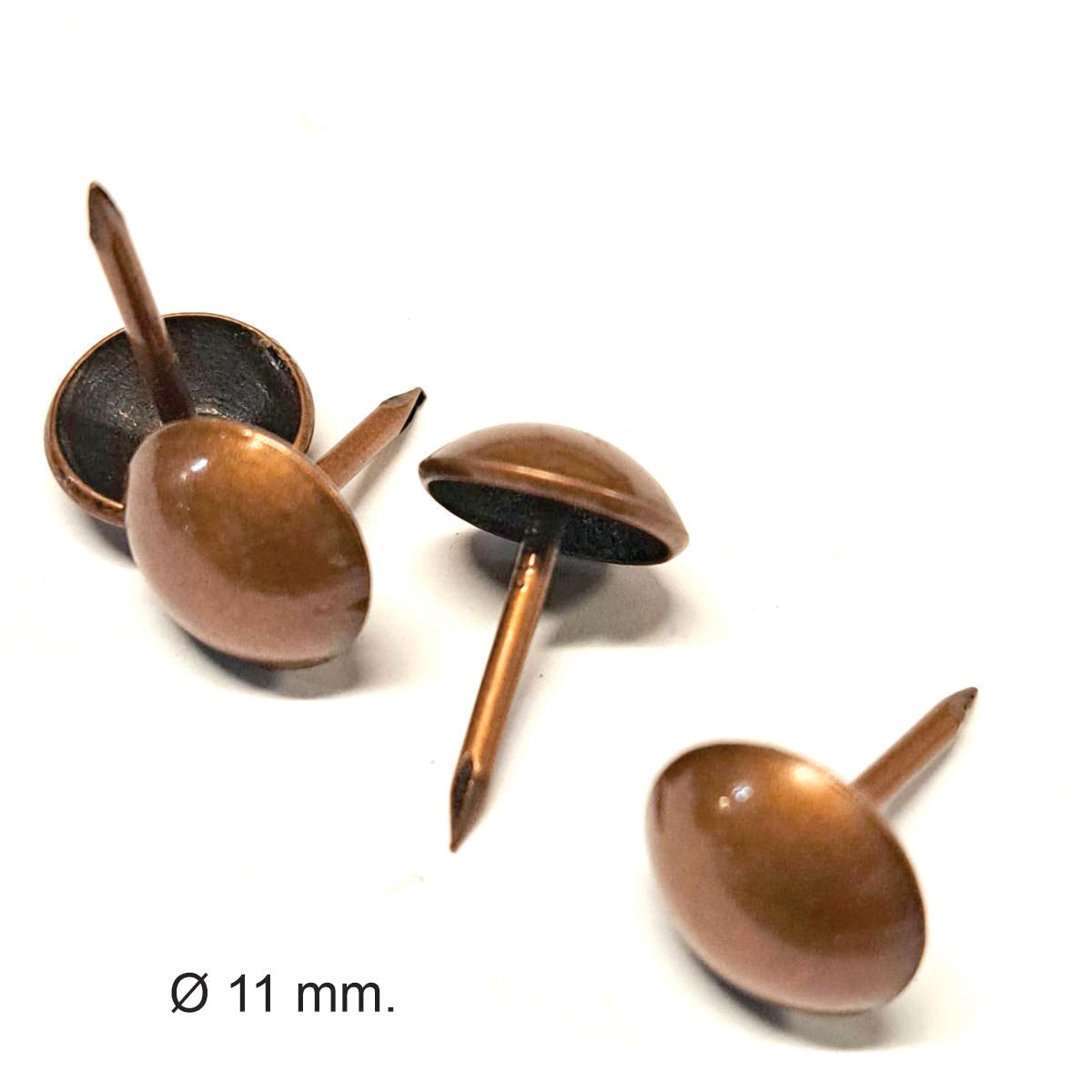 Clavo Tapicero Y011, 11 mm. , 500 unds.-TACHAS-Clavos Tapiceros Decorativos Dale un toque único y elegante a tus muebles con nuestros clavos tapiceros. Disponibles en una amplia variedad de modelos y colores, estos clavos combinan funcionalidad y estilo, perfectos para resaltar detalles en sofás, sillas, cabeceros y más. Fabricados con materiales de alta calidad, garantizan durabilidad y un acabado profesional. Elige entre diseños clásicos, modernos o vintage para personalizar cada proyecto con precisión y