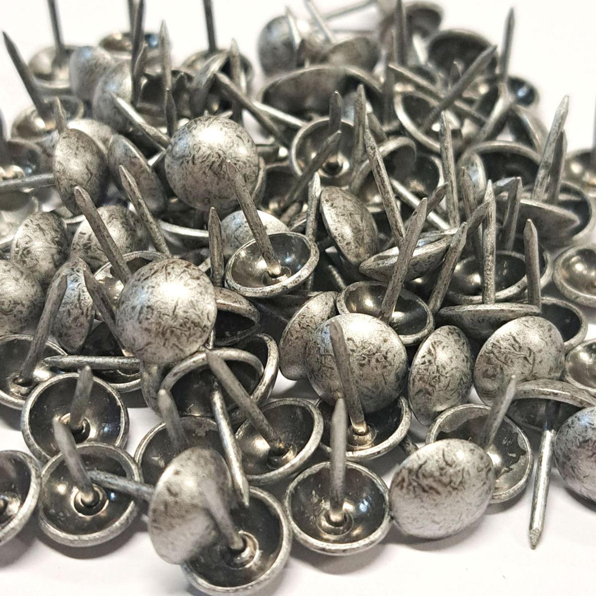 Clavo Tapicero Y011, 11 mm. , 500 unds.-TACHAS-Clavos Tapiceros Decorativos Dale un toque único y elegante a tus muebles con nuestros clavos tapiceros. Disponibles en una amplia variedad de modelos y colores, estos clavos combinan funcionalidad y estilo, perfectos para resaltar detalles en sofás, sillas, cabeceros y más. Fabricados con materiales de alta calidad, garantizan durabilidad y un acabado profesional. Elige entre diseños clásicos, modernos o vintage para personalizar cada proyecto con precisión y