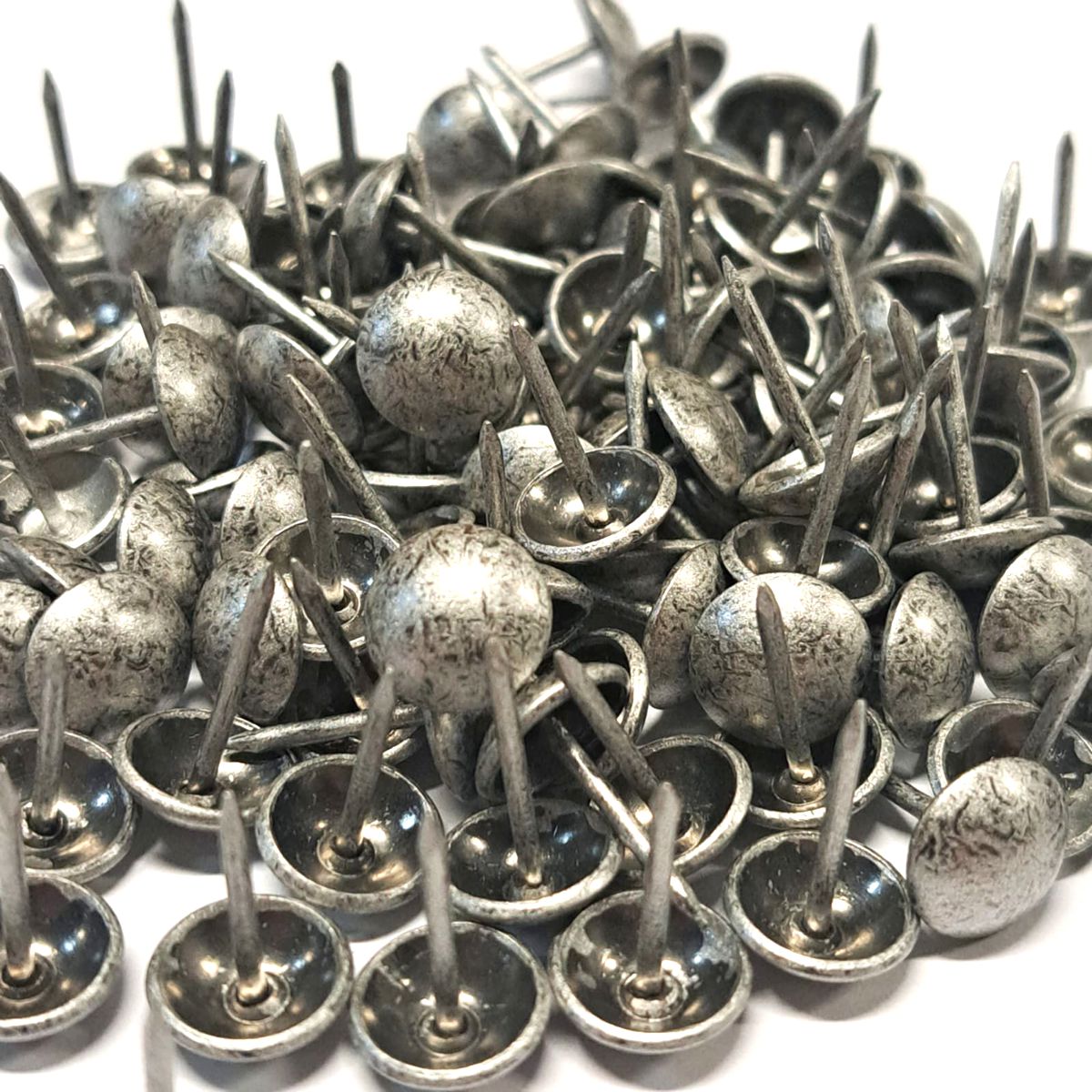 Clavo Tapicero Y011, 11 mm. , 500 unds.-TACHAS-Clavos Tapiceros Decorativos Dale un toque único y elegante a tus muebles con nuestros clavos tapiceros. Disponibles en una amplia variedad de modelos y colores, estos clavos combinan funcionalidad y estilo, perfectos para resaltar detalles en sofás, sillas, cabeceros y más. Fabricados con materiales de alta calidad, garantizan durabilidad y un acabado profesional. Elige entre diseños clásicos, modernos o vintage para personalizar cada proyecto con precisión y