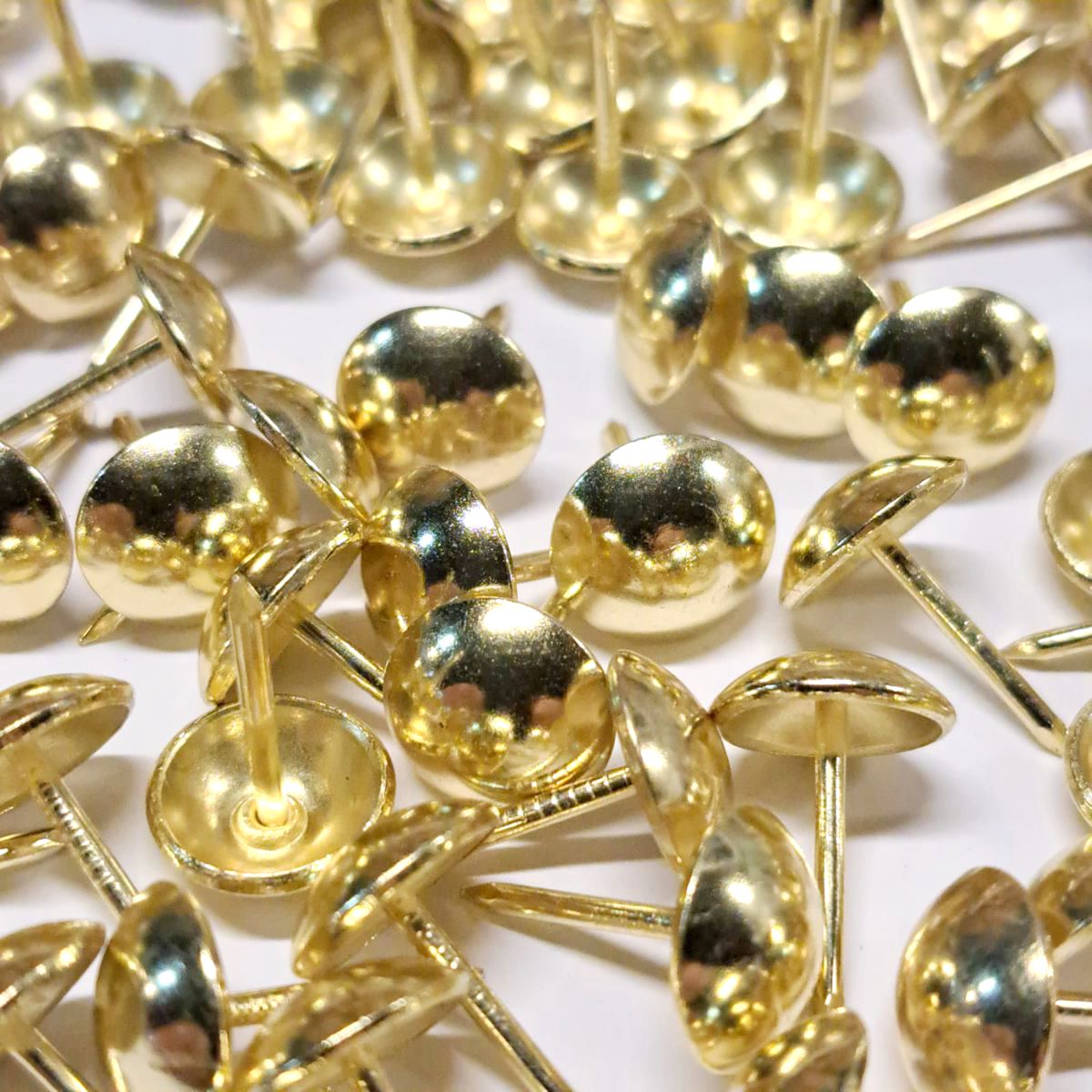 Clavo Tapicero Y011, 11 mm. , 500 unds.-TACHAS-Clavos Tapiceros Decorativos Dale un toque único y elegante a tus muebles con nuestros clavos tapiceros. Disponibles en una amplia variedad de modelos y colores, estos clavos combinan funcionalidad y estilo, perfectos para resaltar detalles en sofás, sillas, cabeceros y más. Fabricados con materiales de alta calidad, garantizan durabilidad y un acabado profesional. Elige entre diseños clásicos, modernos o vintage para personalizar cada proyecto con precisión y