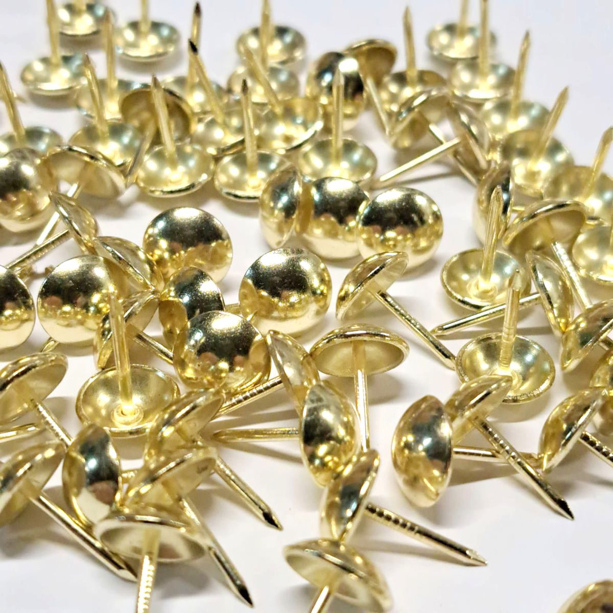 Clavo Tapicero Y011, 11 mm. , 500 unds.-TACHAS-Clavos Tapiceros Decorativos Dale un toque único y elegante a tus muebles con nuestros clavos tapiceros. Disponibles en una amplia variedad de modelos y colores, estos clavos combinan funcionalidad y estilo, perfectos para resaltar detalles en sofás, sillas, cabeceros y más. Fabricados con materiales de alta calidad, garantizan durabilidad y un acabado profesional. Elige entre diseños clásicos, modernos o vintage para personalizar cada proyecto con precisión y