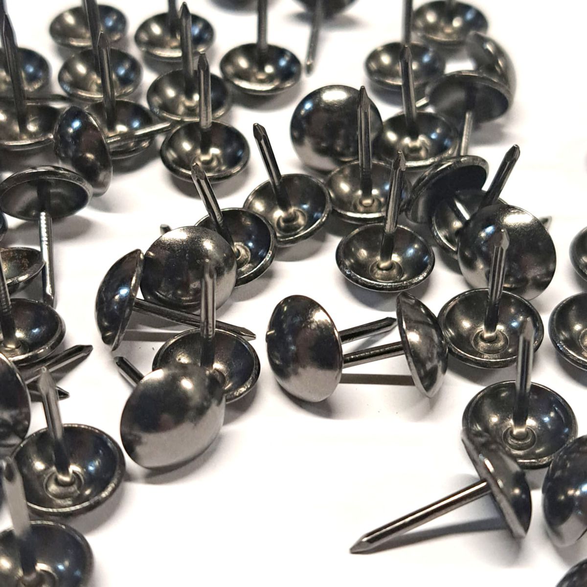 Clavo Tapicero Y011, 11 mm. , 500 unds.-TACHAS-Clavos Tapiceros Decorativos Dale un toque único y elegante a tus muebles con nuestros clavos tapiceros. Disponibles en una amplia variedad de modelos y colores, estos clavos combinan funcionalidad y estilo, perfectos para resaltar detalles en sofás, sillas, cabeceros y más. Fabricados con materiales de alta calidad, garantizan durabilidad y un acabado profesional. Elige entre diseños clásicos, modernos o vintage para personalizar cada proyecto con precisión y