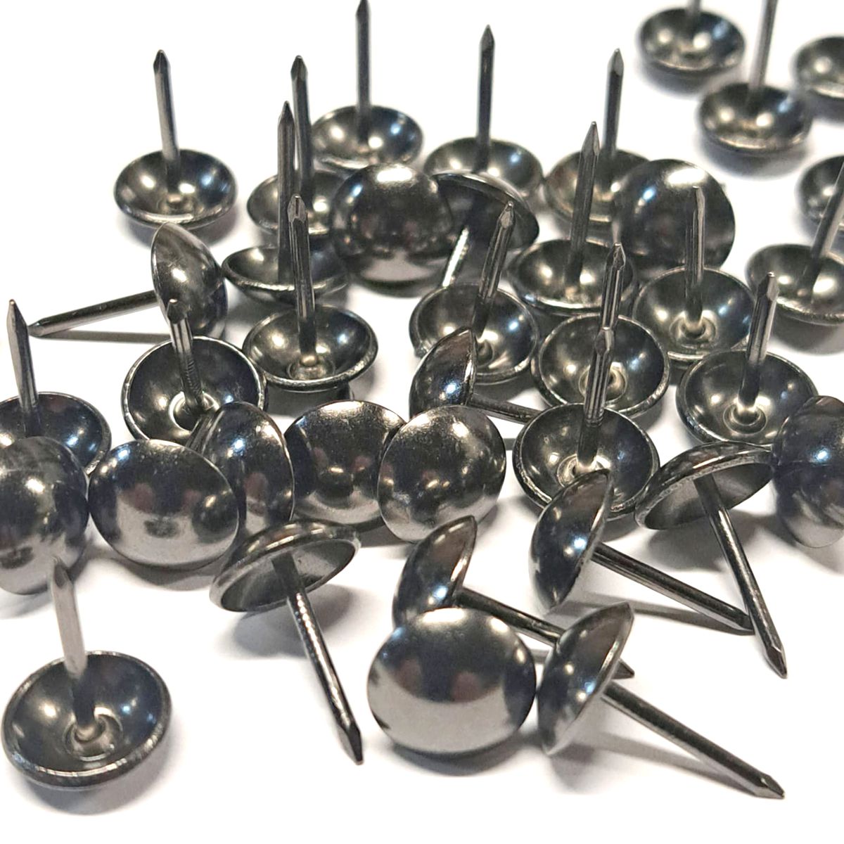 Clavo Tapicero Y011, 11 mm. , 500 unds.-TACHAS-Clavos Tapiceros Decorativos Dale un toque único y elegante a tus muebles con nuestros clavos tapiceros. Disponibles en una amplia variedad de modelos y colores, estos clavos combinan funcionalidad y estilo, perfectos para resaltar detalles en sofás, sillas, cabeceros y más. Fabricados con materiales de alta calidad, garantizan durabilidad y un acabado profesional. Elige entre diseños clásicos, modernos o vintage para personalizar cada proyecto con precisión y