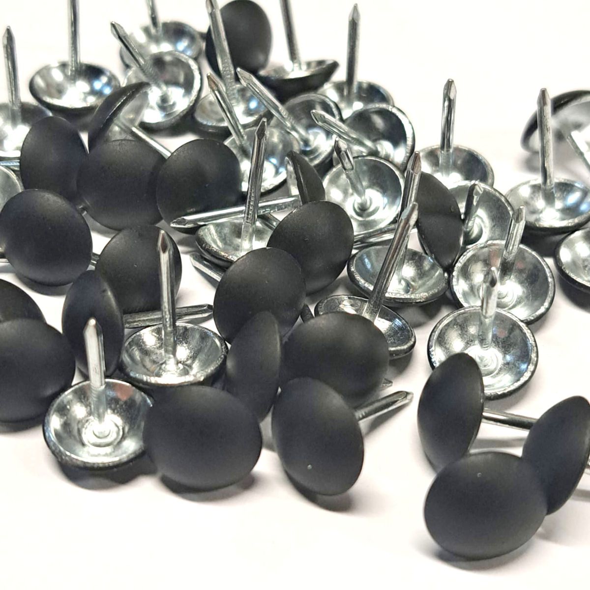 Clavo Tapicero Y011, 11 mm. , 500 unds.-TACHAS-Clavos Tapiceros Decorativos Dale un toque único y elegante a tus muebles con nuestros clavos tapiceros. Disponibles en una amplia variedad de modelos y colores, estos clavos combinan funcionalidad y estilo, perfectos para resaltar detalles en sofás, sillas, cabeceros y más. Fabricados con materiales de alta calidad, garantizan durabilidad y un acabado profesional. Elige entre diseños clásicos, modernos o vintage para personalizar cada proyecto con precisión y