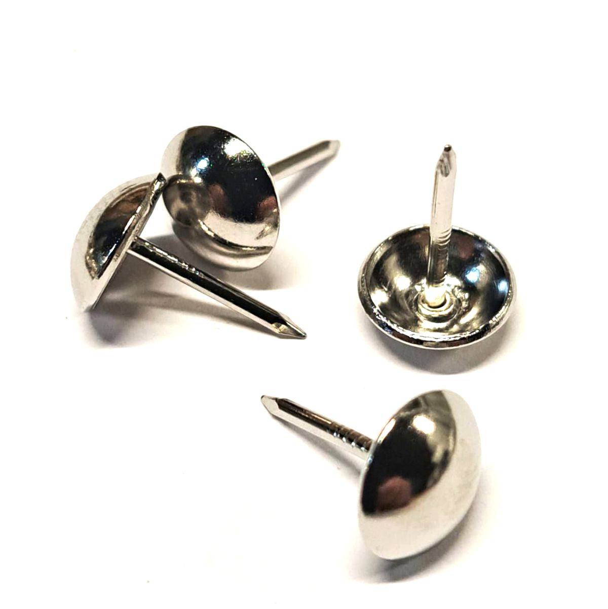 Clavo Tapicero Y011, 11 mm. , 500 unds.-TACHAS-Clavos Tapiceros Decorativos Dale un toque único y elegante a tus muebles con nuestros clavos tapiceros. Disponibles en una amplia variedad de modelos y colores, estos clavos combinan funcionalidad y estilo, perfectos para resaltar detalles en sofás, sillas, cabeceros y más. Fabricados con materiales de alta calidad, garantizan durabilidad y un acabado profesional. Elige entre diseños clásicos, modernos o vintage para personalizar cada proyecto con precisión y