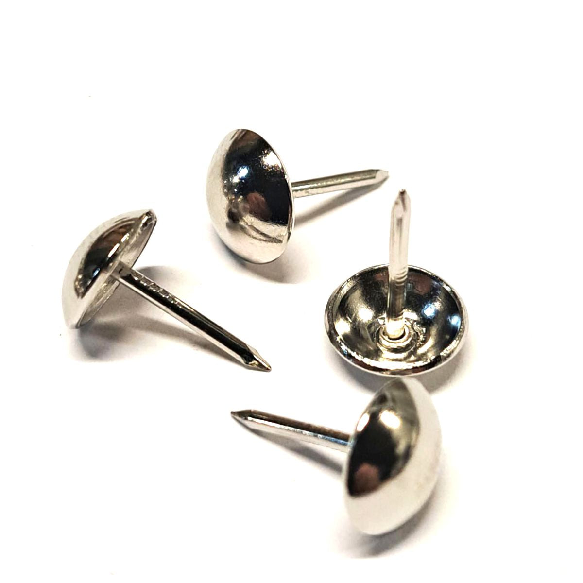 Clavo Tapicero Y011, 11 mm. , 500 unds.-TACHAS-Clavos Tapiceros Decorativos Dale un toque único y elegante a tus muebles con nuestros clavos tapiceros. Disponibles en una amplia variedad de modelos y colores, estos clavos combinan funcionalidad y estilo, perfectos para resaltar detalles en sofás, sillas, cabeceros y más. Fabricados con materiales de alta calidad, garantizan durabilidad y un acabado profesional. Elige entre diseños clásicos, modernos o vintage para personalizar cada proyecto con precisión y