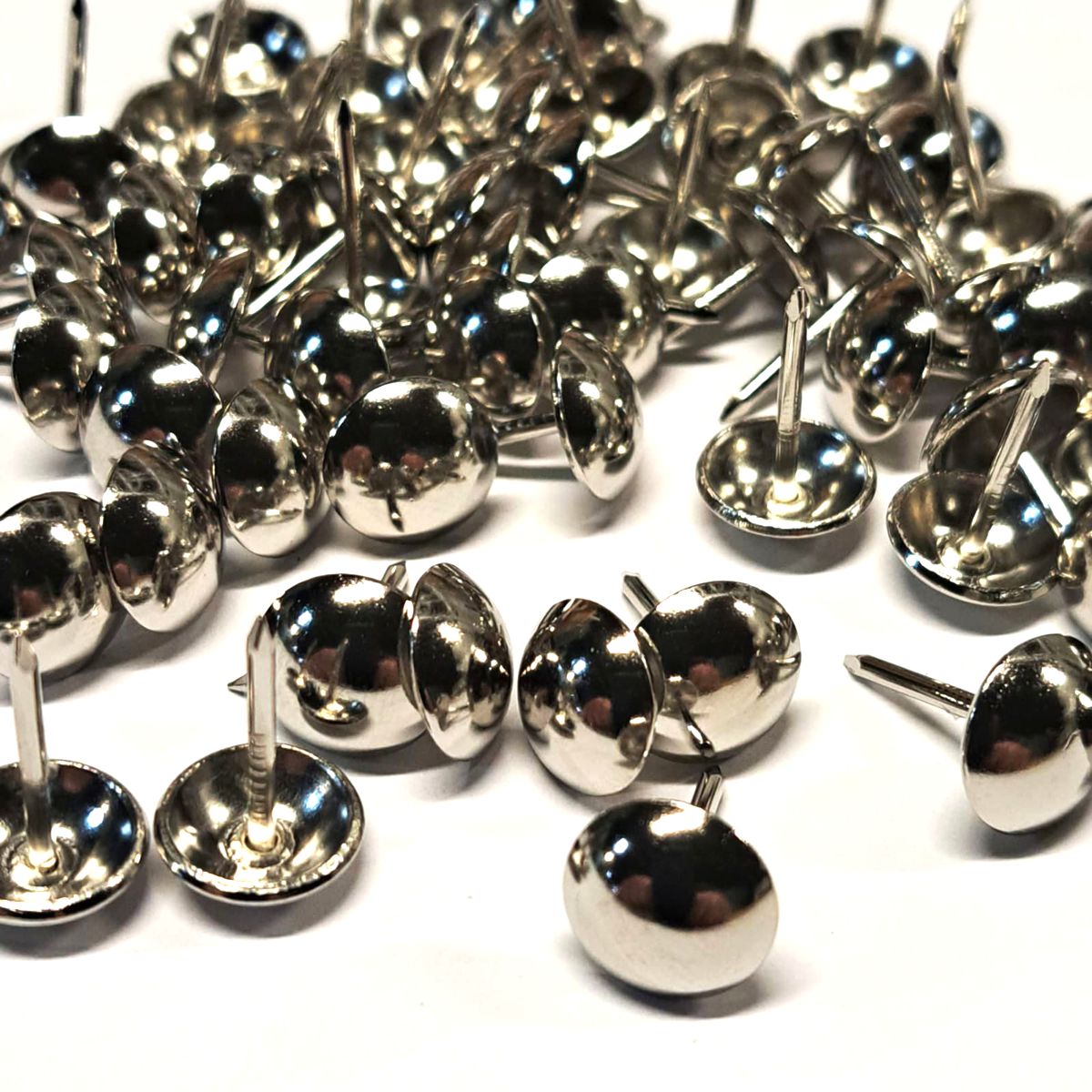 Clavo Tapicero Y011, 11 mm. , 500 unds.-TACHAS-Clavos Tapiceros Decorativos Dale un toque único y elegante a tus muebles con nuestros clavos tapiceros. Disponibles en una amplia variedad de modelos y colores, estos clavos combinan funcionalidad y estilo, perfectos para resaltar detalles en sofás, sillas, cabeceros y más. Fabricados con materiales de alta calidad, garantizan durabilidad y un acabado profesional. Elige entre diseños clásicos, modernos o vintage para personalizar cada proyecto con precisión y