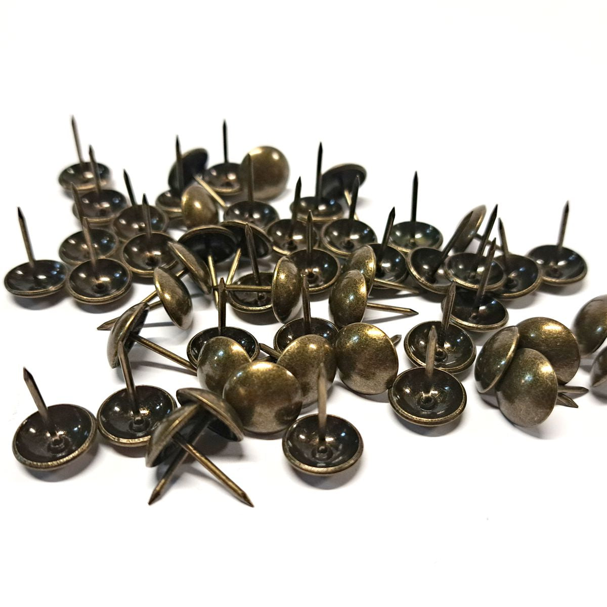 Clavo Tapicero Y012, 14 mm. , 500 unds.-TACHAS-Clavos Tapiceros Decorativos Dale un toque único y elegante a tus muebles con nuestros clavos tapiceros. Disponibles en una amplia variedad de modelos y colores, estos clavos combinan funcionalidad y estilo, perfectos para resaltar detalles en sofás, sillas, cabeceros y más. Fabricados con materiales de alta calidad, garantizan durabilidad y un acabado profesional. Elige entre diseños clásicos, modernos o vintage para personalizar cada proyecto con precisión y