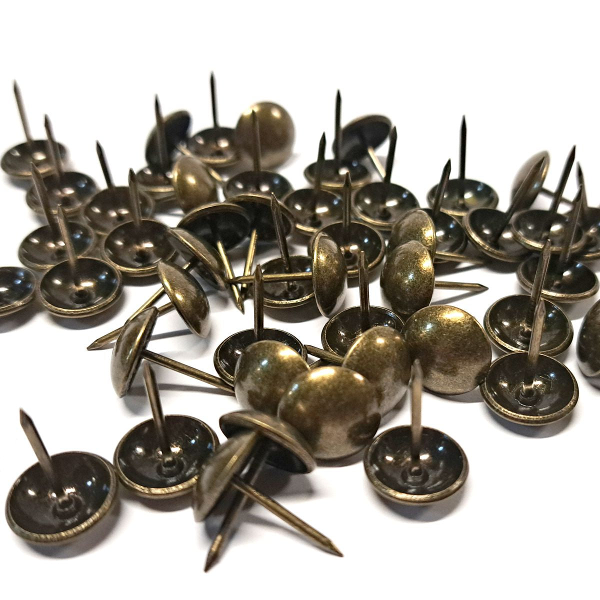 Clavo Tapicero Y012, 14 mm. , 500 unds.-TACHAS-Clavos Tapiceros Decorativos Dale un toque único y elegante a tus muebles con nuestros clavos tapiceros. Disponibles en una amplia variedad de modelos y colores, estos clavos combinan funcionalidad y estilo, perfectos para resaltar detalles en sofás, sillas, cabeceros y más. Fabricados con materiales de alta calidad, garantizan durabilidad y un acabado profesional. Elige entre diseños clásicos, modernos o vintage para personalizar cada proyecto con precisión y