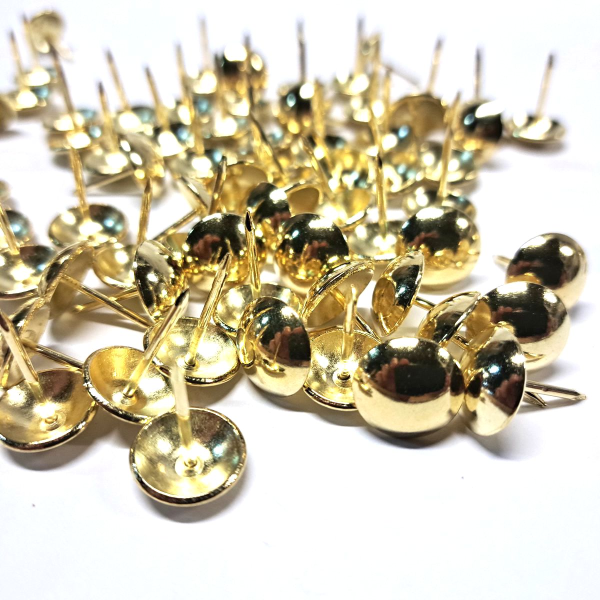 Clavo Tapicero Y012, 14 mm. , 500 unds.-TACHAS-Clavos Tapiceros Decorativos Dale un toque único y elegante a tus muebles con nuestros clavos tapiceros. Disponibles en una amplia variedad de modelos y colores, estos clavos combinan funcionalidad y estilo, perfectos para resaltar detalles en sofás, sillas, cabeceros y más. Fabricados con materiales de alta calidad, garantizan durabilidad y un acabado profesional. Elige entre diseños clásicos, modernos o vintage para personalizar cada proyecto con precisión y