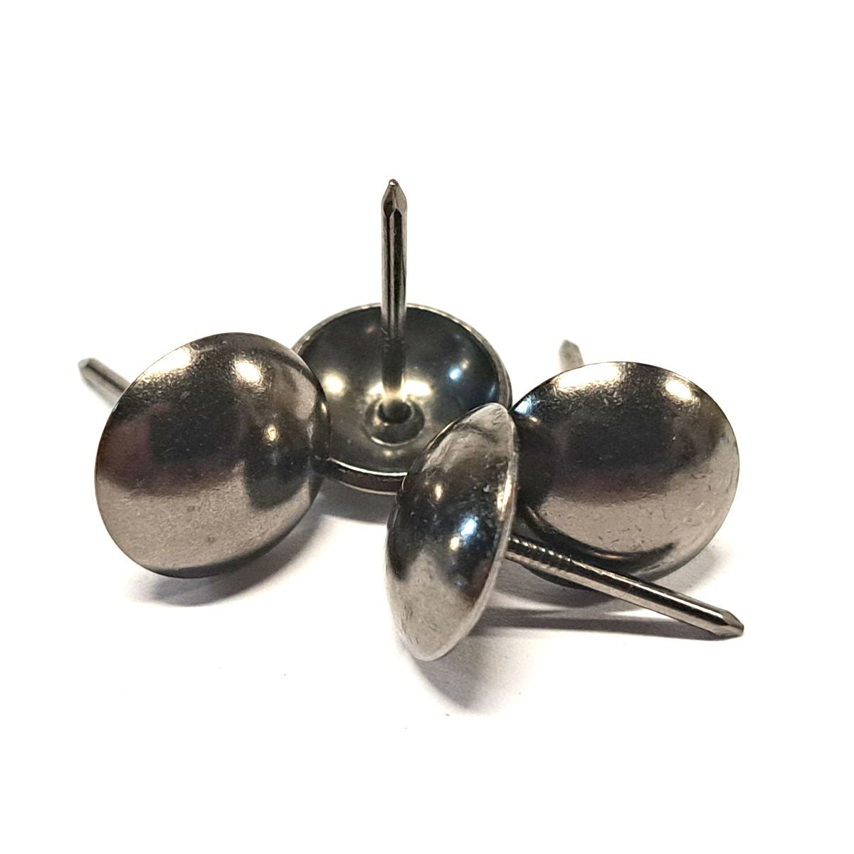 Clavo Tapicero Y012, 14 mm. , 500 unds.-TACHAS-Clavos Tapiceros Decorativos Dale un toque único y elegante a tus muebles con nuestros clavos tapiceros. Disponibles en una amplia variedad de modelos y colores, estos clavos combinan funcionalidad y estilo, perfectos para resaltar detalles en sofás, sillas, cabeceros y más. Fabricados con materiales de alta calidad, garantizan durabilidad y un acabado profesional. Elige entre diseños clásicos, modernos o vintage para personalizar cada proyecto con precisión y