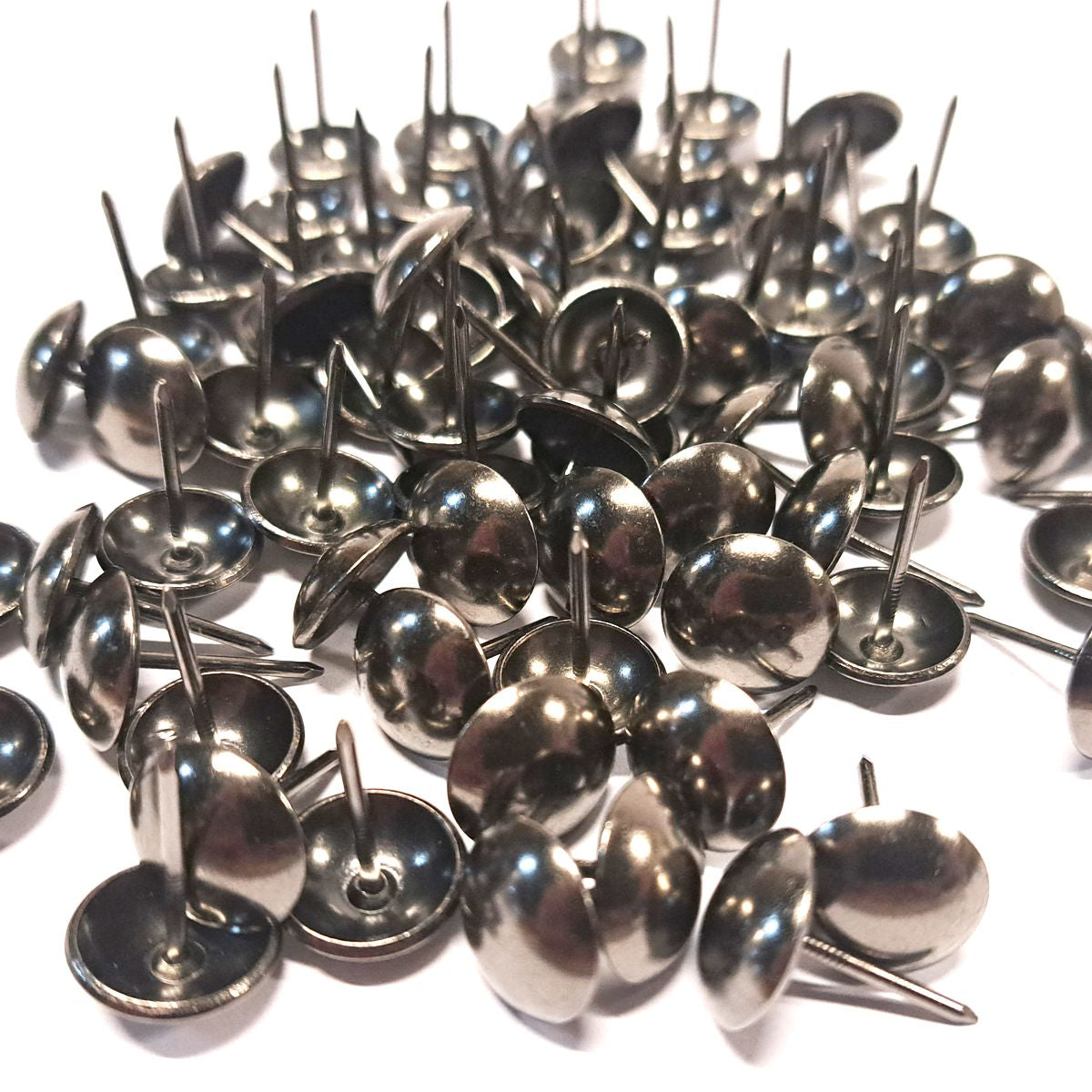 Clavo Tapicero Y012, 14 mm. , 500 unds.-TACHAS-Clavos Tapiceros Decorativos Dale un toque único y elegante a tus muebles con nuestros clavos tapiceros. Disponibles en una amplia variedad de modelos y colores, estos clavos combinan funcionalidad y estilo, perfectos para resaltar detalles en sofás, sillas, cabeceros y más. Fabricados con materiales de alta calidad, garantizan durabilidad y un acabado profesional. Elige entre diseños clásicos, modernos o vintage para personalizar cada proyecto con precisión y