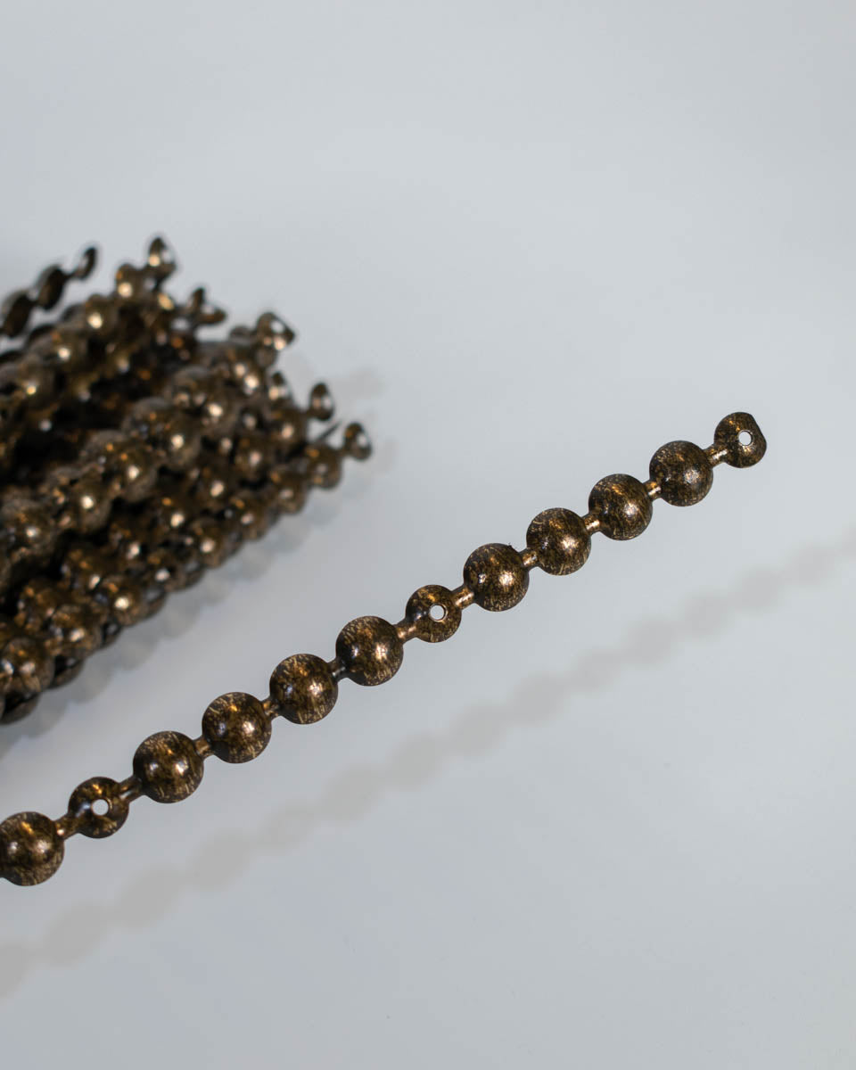 Cordón Clavo YL005, 11 mm., 100 cms., 50 unds.-Guirnalda de Clavos Tapiceros AS YL005 Aporta un acabado sofisticado y detallado a tus muebles con la Guirnalda de Clavos Tapiceros AS YL005. Diseñada para facilitar la instalación y mantener una alineación perfecta, esta guirnalda de clavos ofrece un estilo clásico y elegante en cada aplicación. Su acabado envejecido en varios tono le otorga un aire vintage y refinado, ideal para sofás, sillas, cabeceras y otros muebles tapizados. Características: ✔ Diseño en