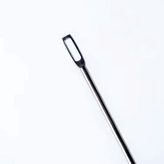 Aguja ojal AG01, 3 mm., 30 cm largo, unidad.-Aguja ojal de alta precisión, ideal para trabajos de tapicería y manualidades que requieren un ojal grande para pasar hilos gruesos o cintas. Permite sujetar y manipular materiales con facilidad. Diseño robusto y duradero para uso prolongado. Características: Material: Acero templado Diseño: Ojal grande Usos: Tapicería, manualidades, costura Funcionalidad: Sujeción y manipulación de materiales con hilos gruesos o cintas Beneficios: Facilidad de enhebrado: Ojal gr